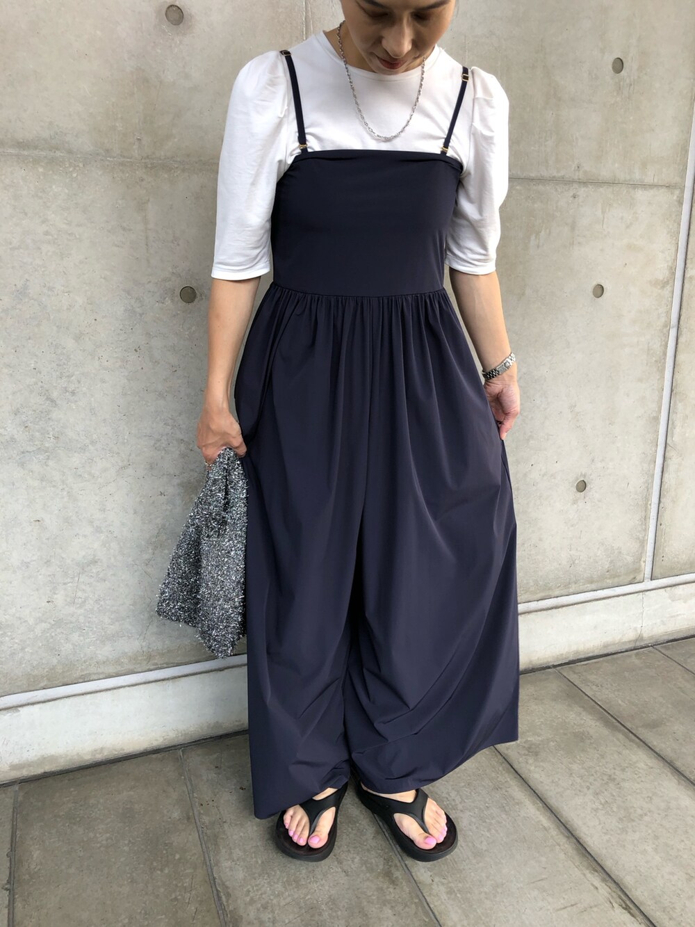「ノーリーズ、休日スタイル、きれいめカジュアル、撥水加工、接触冷感、ママコーデ、40代ファッション、小柄、152cm」｜「NOLLEY’Sの接触冷感/撥水ストレッチ ベアトップギャザーパンツ（つなぎ/オールインワン、ブルー系）」を使った、hiroさん（レディース・152cm）の夏コーディネートの6枚目の写真