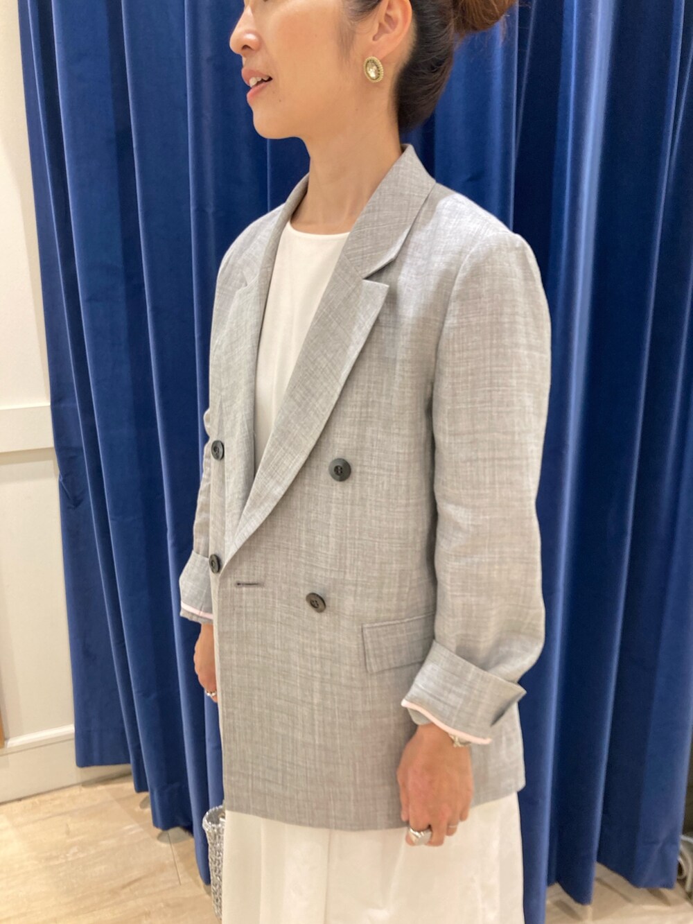 「ノーリーズ、ジャケットスタイル、ワンピース、きれいめカジュアル、ママコーデ、40代ファッション、小柄、低身長」｜「NOLLEY’Sの《セットアップ対応》ウォッシャブルラミーシャンブレーダブルジャケット（テーラードジャケット、グレー系）」を使った、hiroさん（レディース・152cm）の春コーディネートの5枚目の写真