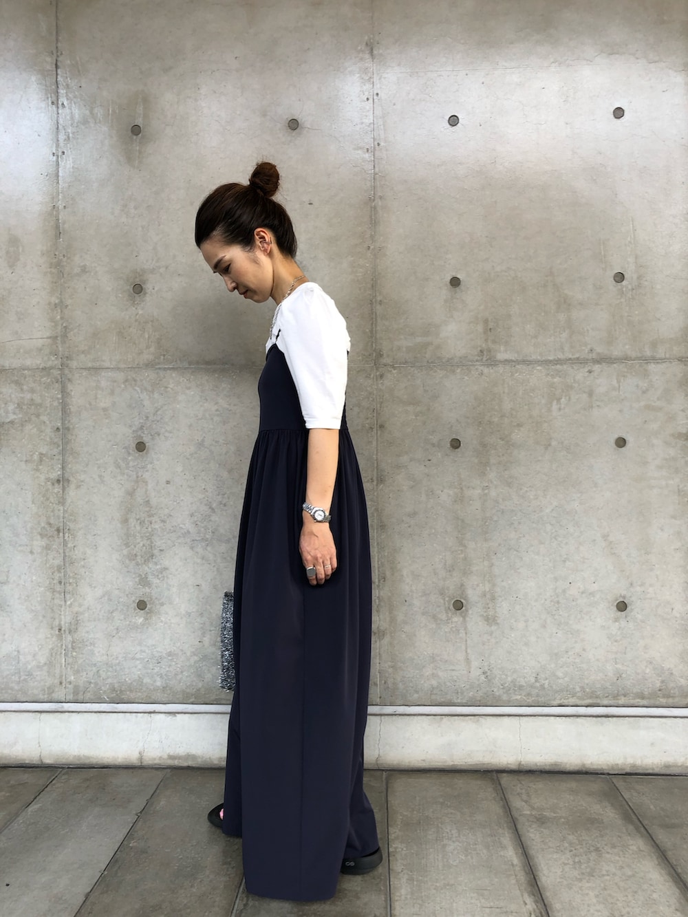 「ノーリーズ、休日スタイル、きれいめカジュアル、撥水加工、接触冷感、ママコーデ、40代ファッション、小柄、152cm」｜「NOLLEY’Sの接触冷感/撥水ストレッチ ベアトップギャザーパンツ（つなぎ/オールインワン、ブルー系）」を使った、hiroさん（レディース・152cm）の夏コーディネートの4枚目の写真