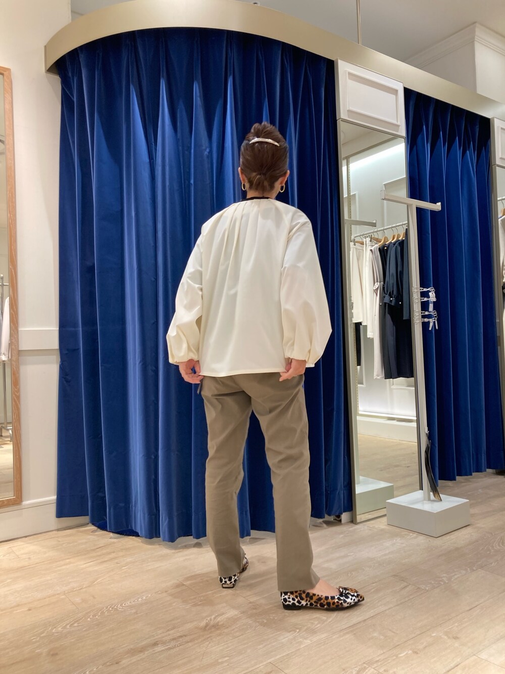 グリーン系のその他パンツ、ブラック系のTシャツ/カットソー、ホワイト系のブルゾンを着用したレディースの春コーディネートの5枚目の写真