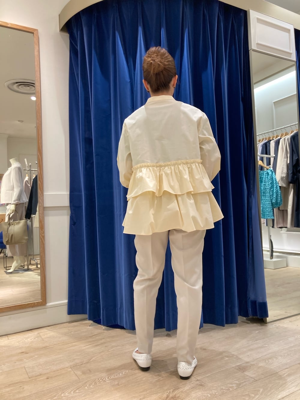 「ノーリーズ、ノーリーズのブラウス、ぺプラムトップス、キレイめ、春コーデ、40代ファッション、低身長、小柄、ママコーデ」｜「NOLLEY’S Sophiのペプラムシャツブラウス（シャツ/ブラウス、イエロー系）」を使った、hiroさん（レディース・152cm）の春コーディネートの3枚目の写真