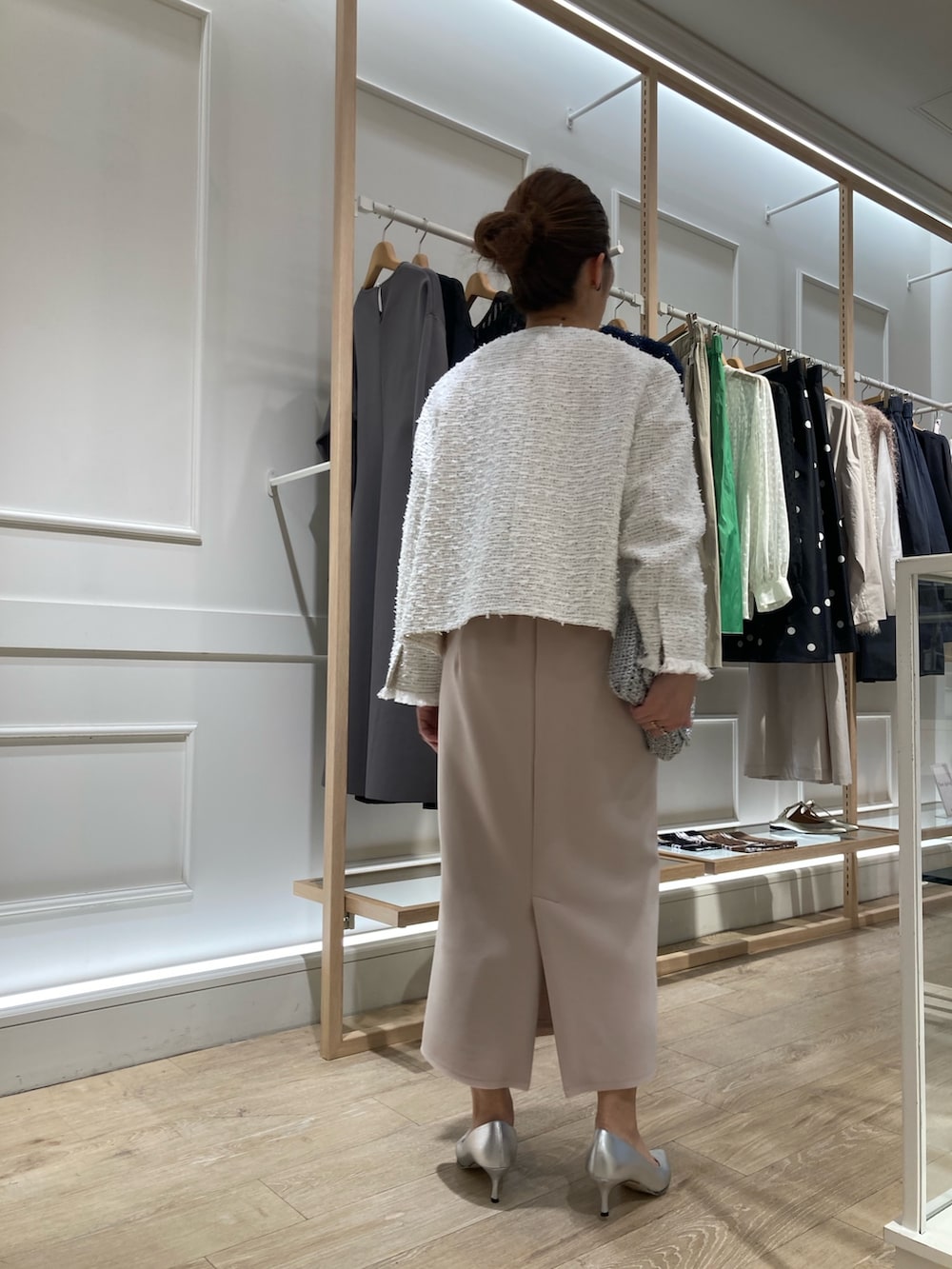 ホワイト系のノーカラージャケット、ベージュ系のスカート、ホワイト系のシャツ/ブラウスを着用したレディースの冬コーディネートの3枚目の写真