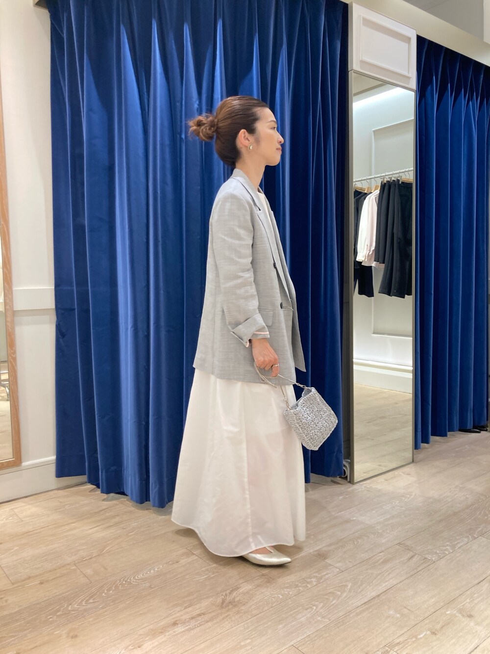 「ノーリーズ、ジャケットスタイル、ワンピース、きれいめカジュアル、ママコーデ、40代ファッション、小柄、低身長」｜「NOLLEY’Sの《セットアップ対応》ウォッシャブルラミーシャンブレーダブルジャケット（テーラードジャケット、グレー系）」を使った、hiroさん（レディース・152cm）の春コーディネートの2枚目の写真