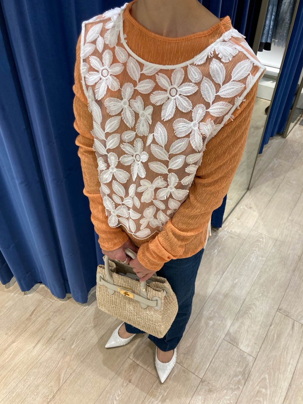 「ノーリーズ、リュック、デニム、リエミラー、40代ファッション、ママコーデ、小柄、低身長」｜「NOLLEY’SのBROCHE レース2WAYショートジレ（シャツ/ブラウス、ホワイト系）」を使った、hiroさん（レディース・152cm）の春コーディネートの3枚目の写真