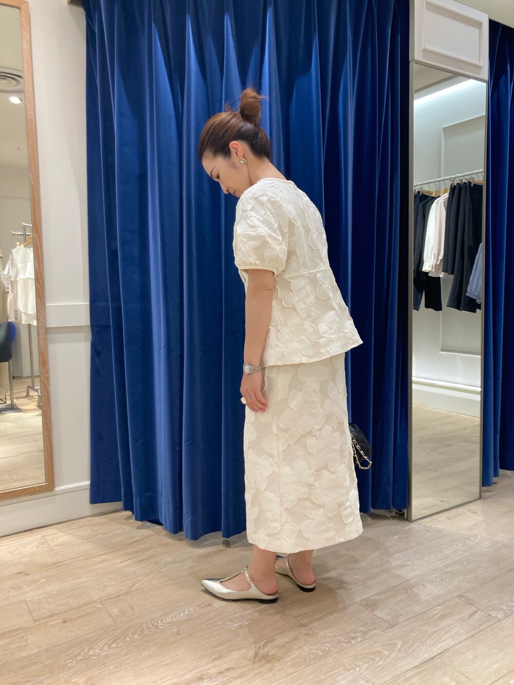 「ノーリーズ、セットアップ、お出かけコーデ、キレイめ、ママコーデ、小柄、低身長、40代ファッション」｜「NOLLEY’Sの《セットアップ対応》フラワージャガードブラウス（シャツ/ブラウス、ブラウン系）」を使った、hiroさん（レディース・152cm）の春コーディネートの4枚目の写真