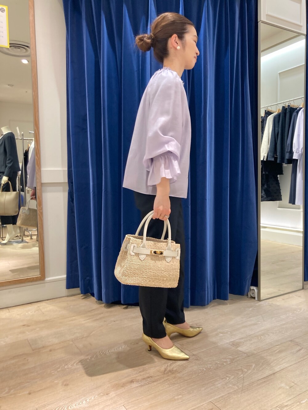 パープル系のシャツ/ブラウス、ホワイト系のかごバッグ、ブルー系のその他パンツを着用したレディースの春コーディネートの4枚目の写真