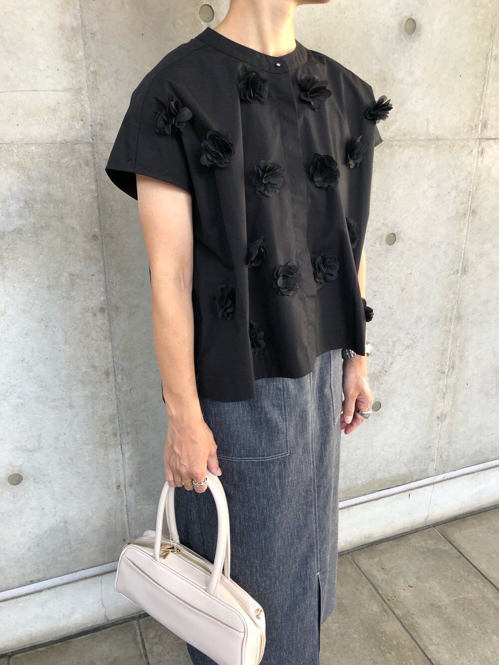 ブラック系のシャツ/ブラウス、ブルー系のスカート、ホワイト系のボストンバッグを着用したレディースの夏コーディネートの5枚目の写真