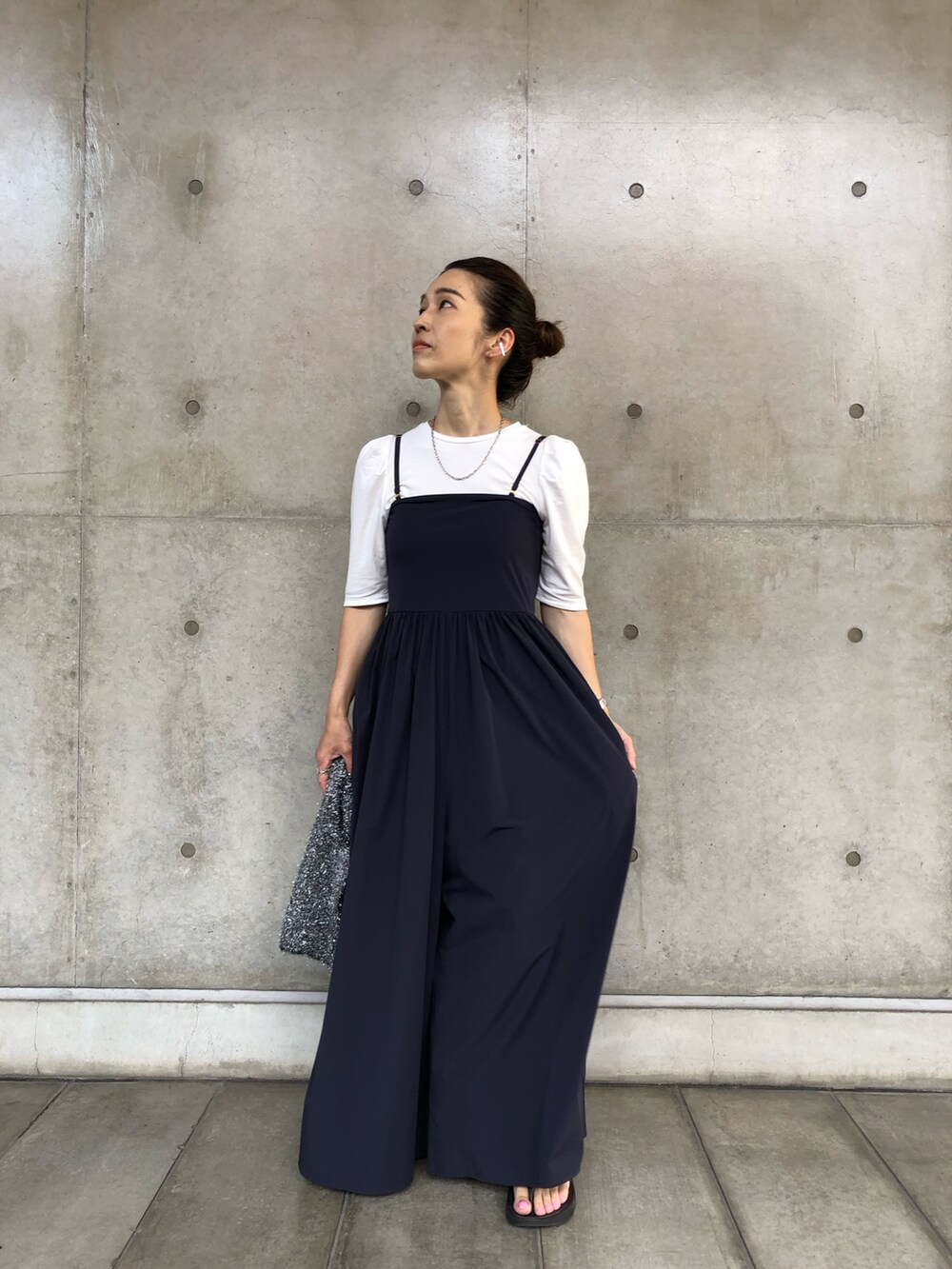 「ノーリーズ、休日スタイル、きれいめカジュアル、撥水加工、接触冷感、ママコーデ、40代ファッション、小柄、152cm」｜「NOLLEY’Sの接触冷感/撥水ストレッチ ベアトップギャザーパンツ（つなぎ/オールインワン、ブルー系）」を使った、hiroさん（レディース・152cm）の夏コーディネートの5枚目の写真