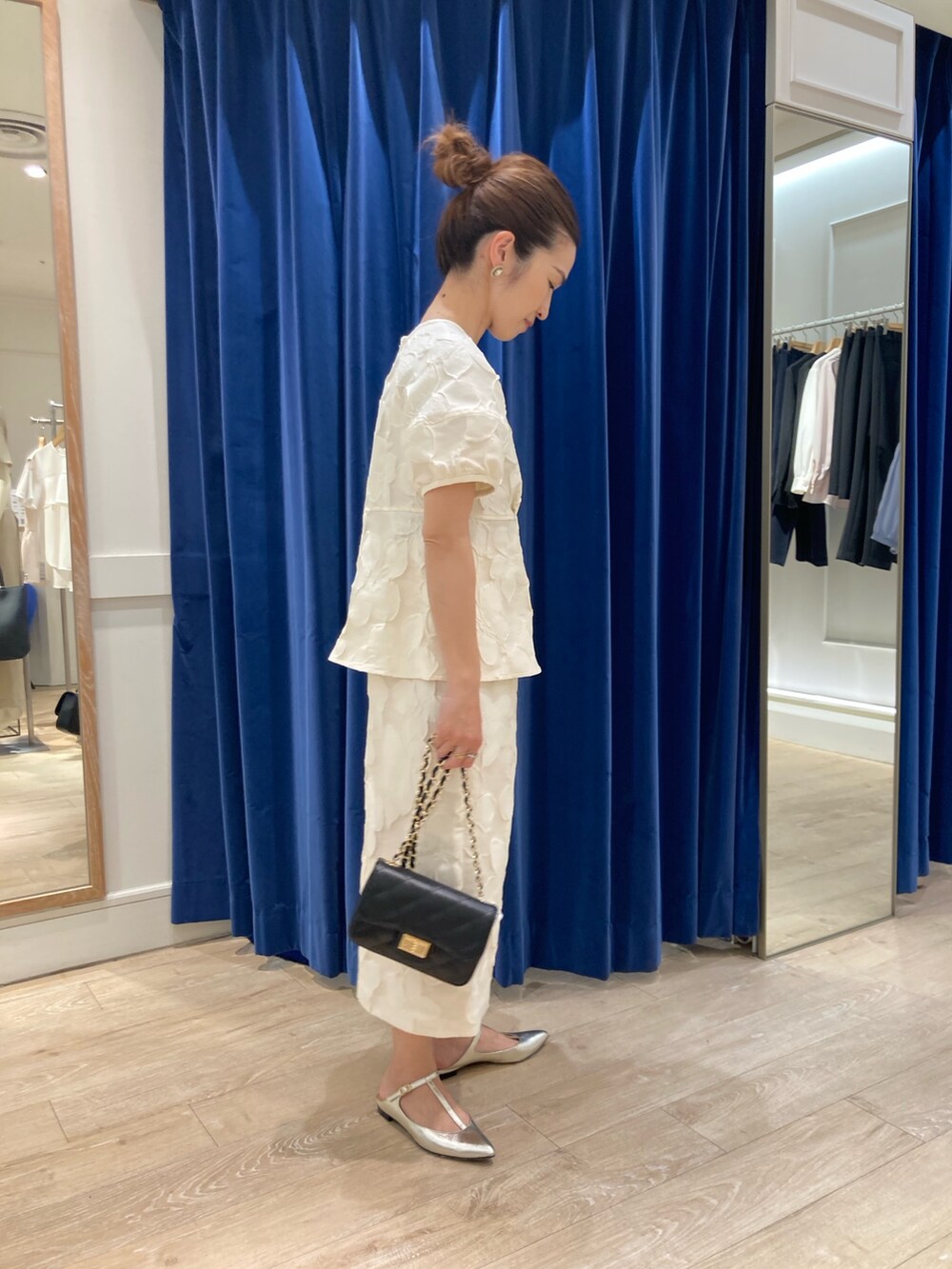 「ノーリーズ、セットアップ、お出かけコーデ、キレイめ、ママコーデ、小柄、低身長、40代ファッション」｜「NOLLEY’Sの《セットアップ対応》フラワージャガードブラウス（シャツ/ブラウス、ブラウン系）」を使った、hiroさん（レディース・152cm）の春コーディネートの2枚目の写真