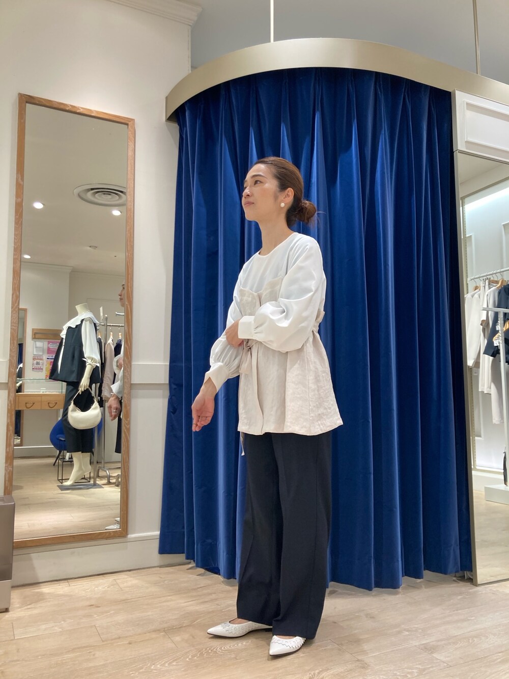「ノーリーズ、パンツ、40代ファッション、ママコーデ、小柄コーデ、低身長」｜「NOLLEY’Sのビスチェ風コンビブラウス（シャツ/ブラウス、ホワイト系）」を使った、hiroさん（レディース・152cm）の春コーディネートの2枚目の写真