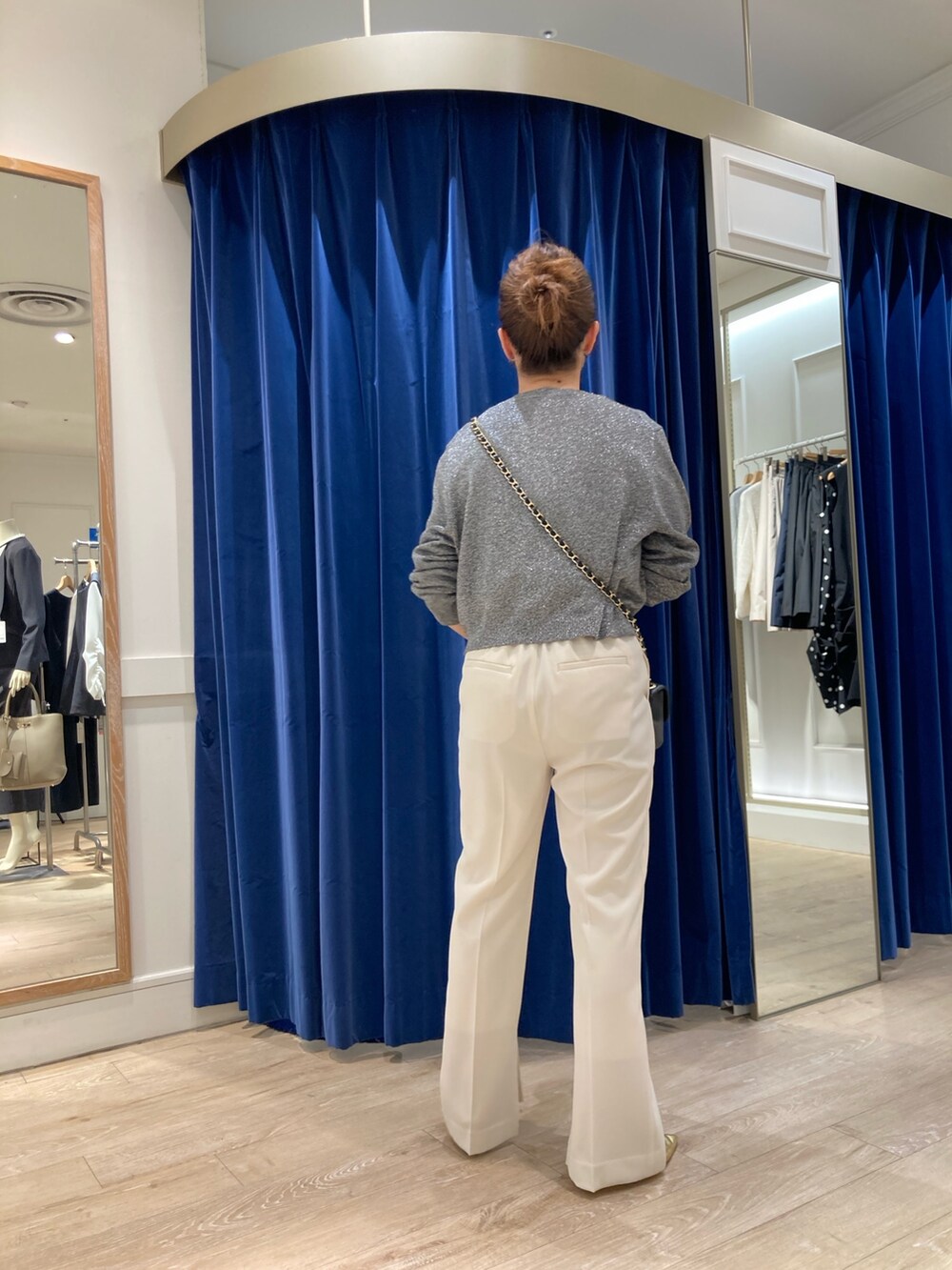 「ノーリーズ、ラメ、ラメニット、パンツスタイル、小柄、低身長、ママコーデ、40代ファッション」｜「NOLLEY’Sの《アンサンブル対応》ブリリーノラメクルーネックカーディガン（カーディガン/ボレロ、グレー系）」を使った、hiroさん（レディース・152cm）の春コーディネートの3枚目の写真
