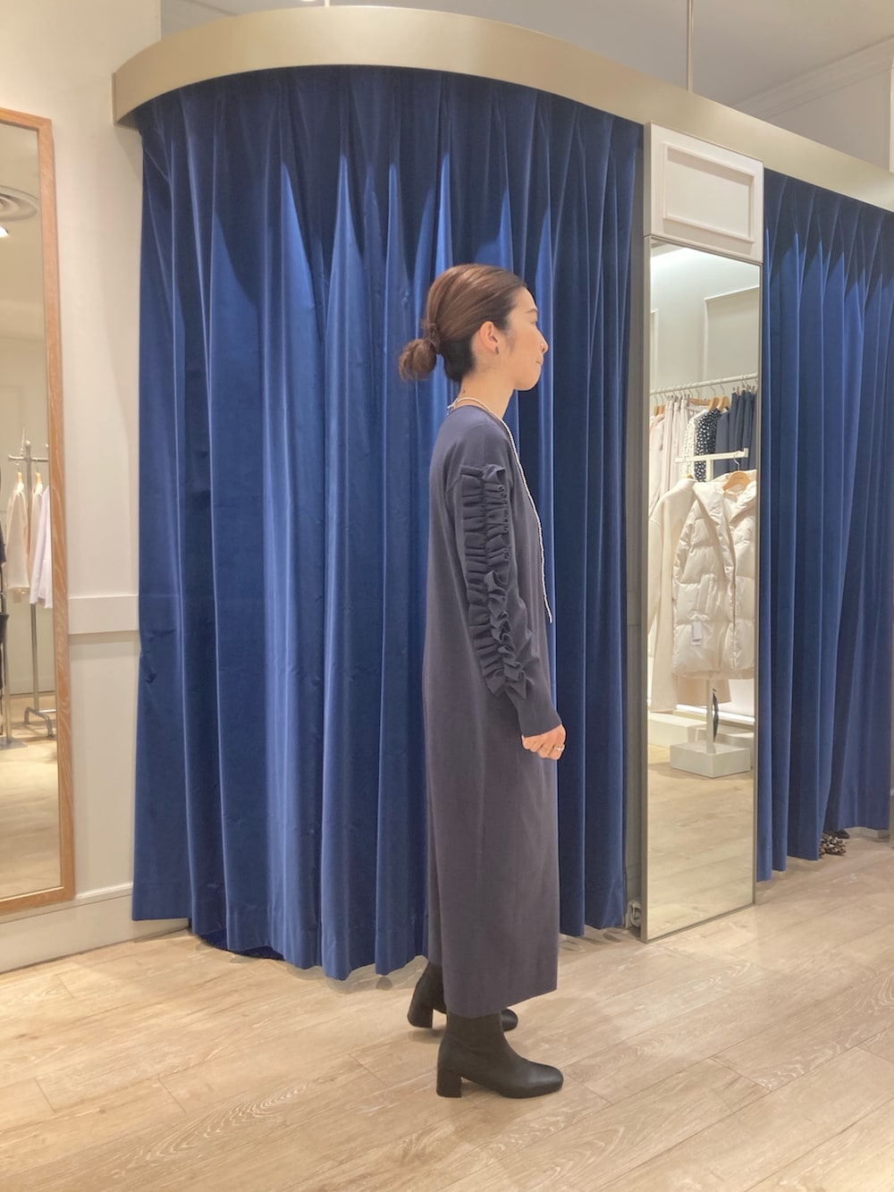 「ノーリーズ、袖フリル、ニットワンピース、ママコーデ、40代ファッション、小柄、低身長」｜「Rie Millerの《手洗い可能》袖フリル2WAYニットワンピース（ワンピース、グレー系）」を使った、hiroさん（レディース・152cm）の冬コーディネートの5枚目の写真