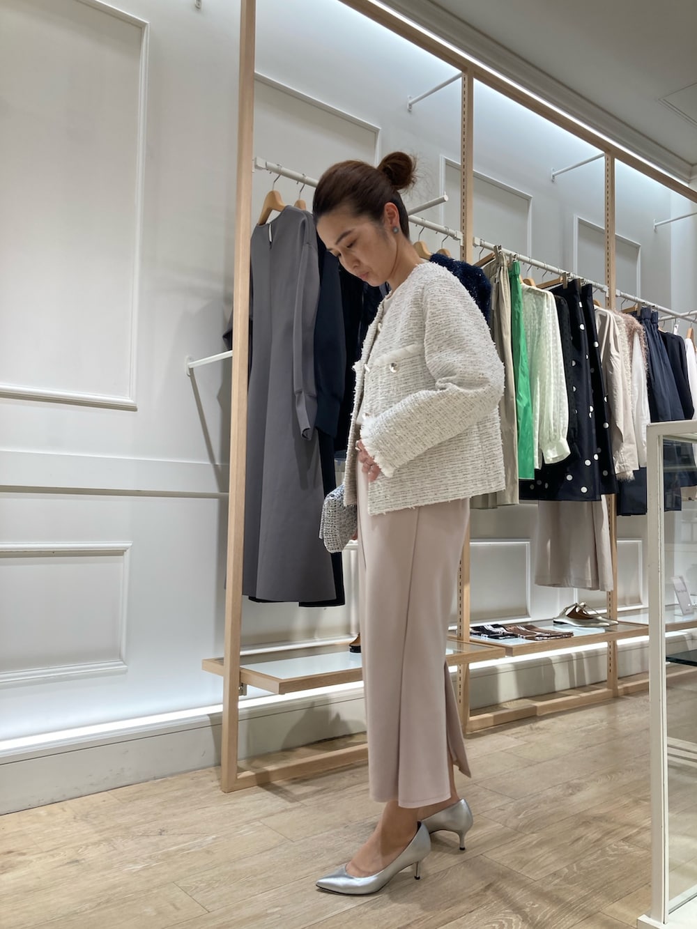ホワイト系のノーカラージャケット、ベージュ系のスカート、ホワイト系のシャツ/ブラウスを着用したレディースの冬コーディネートの2枚目の写真