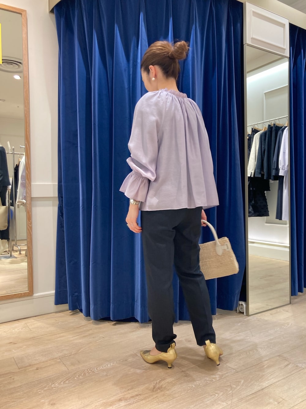 パープル系のシャツ/ブラウス、ホワイト系のかごバッグ、ブルー系のその他パンツを着用したレディースの春コーディネートの3枚目の写真