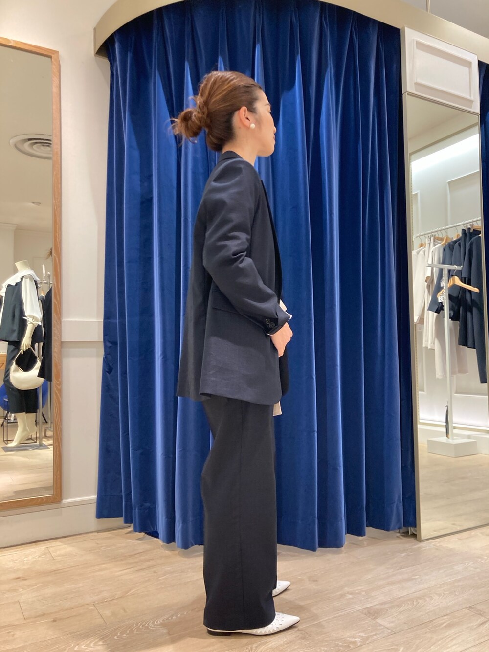「ノーリーズ、麻混パンツ、セットアップ、40代ファッション、ママコーデ、小柄、低身長」｜「NOLLEY’Sの《セットアップ対応》ウォッシャブル麻混ストレッチテーラードジャケット（テーラードジャケット、ブルー系）」を使った、hiroさん（レディース・152cm）の春コーディネートの2枚目の写真