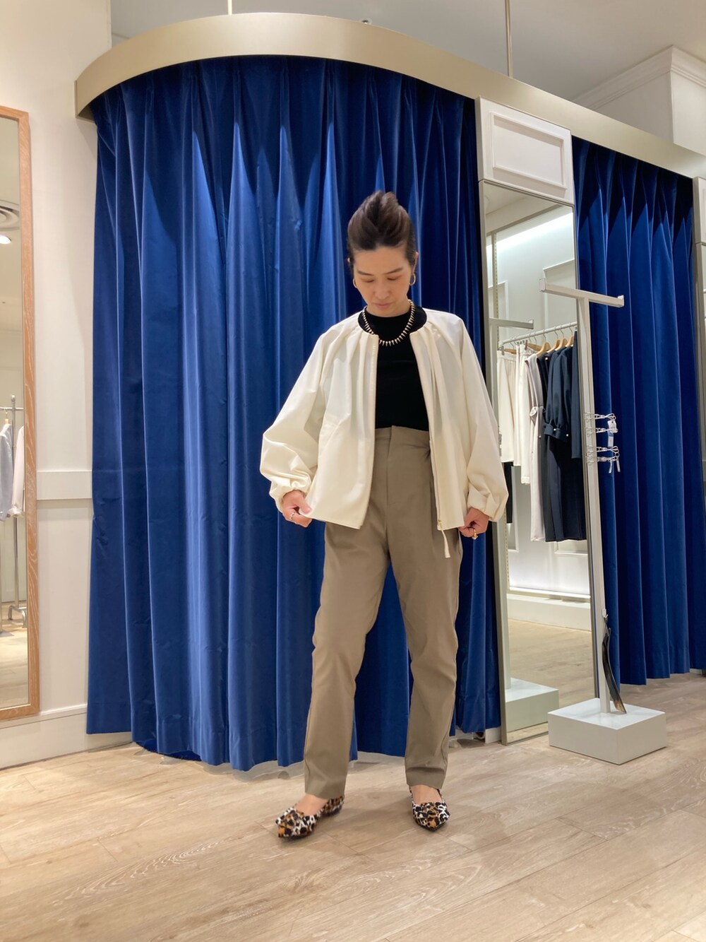 グリーン系のその他パンツ、ブラック系のTシャツ/カットソー、ホワイト系のブルゾンを着用したレディースの春コーディネートの3枚目の写真