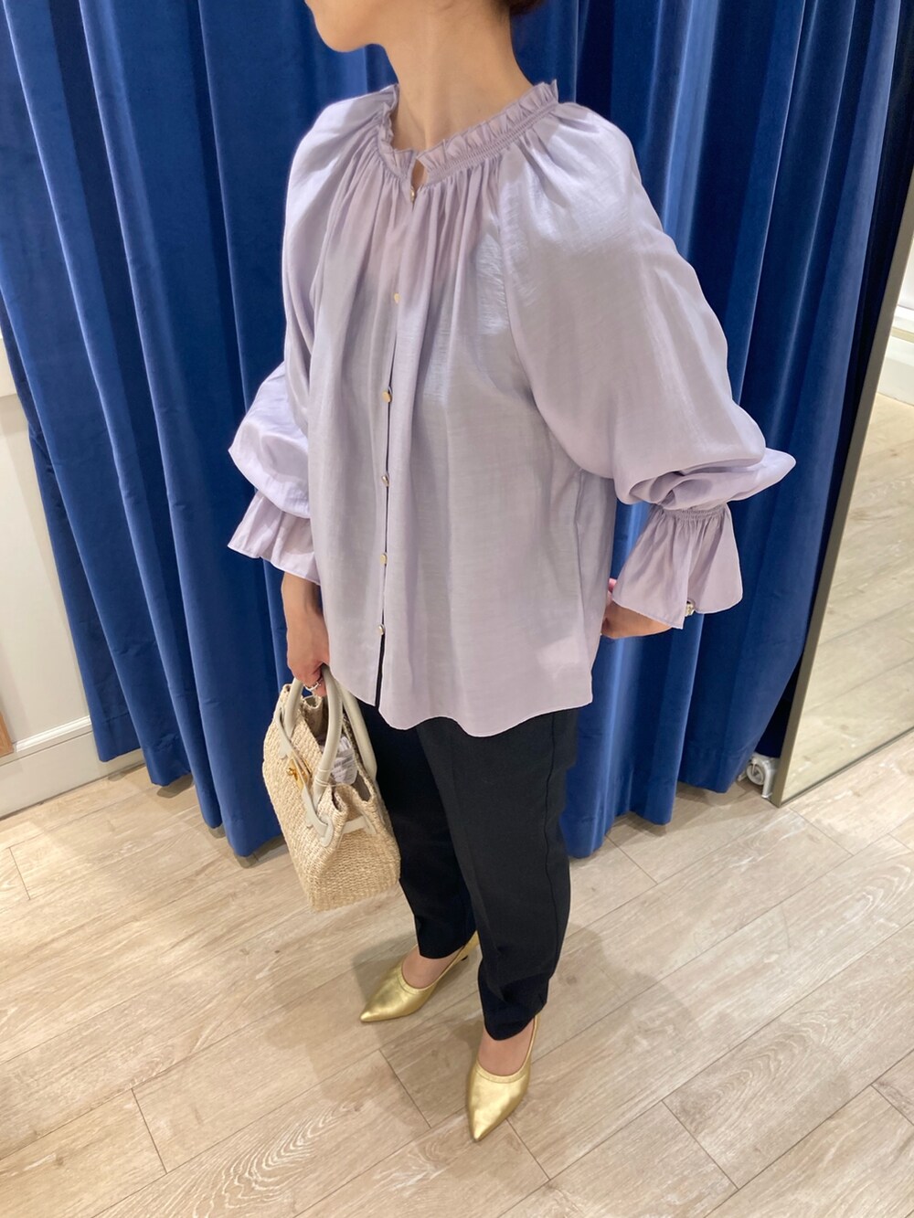 パープル系のシャツ/ブラウス、ホワイト系のかごバッグ、ブルー系のその他パンツを着用したレディースの春コーディネートの5枚目の写真