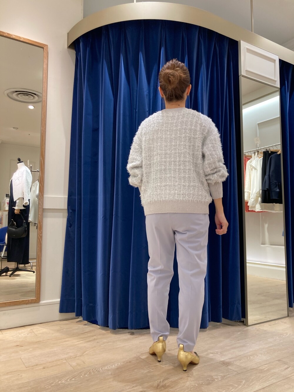 ゴールド系のカーディガン/ボレロ、パープル系のその他パンツを着用したレディースの冬コーディネートの3枚目の写真
