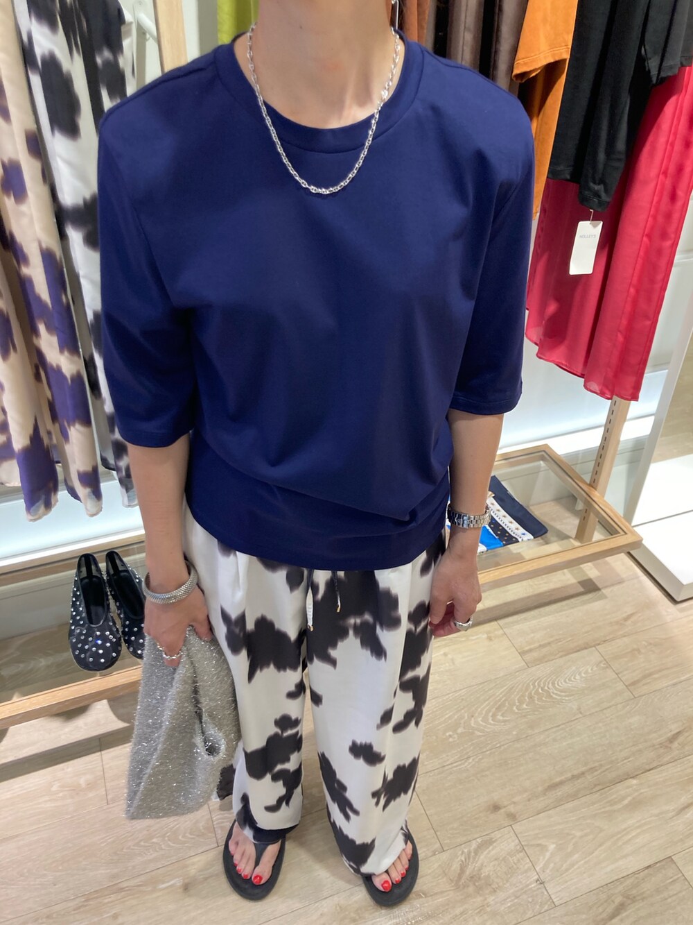 「ノーリーズ、柄パンツ、お出かけコーデ、カジュアルコーデ、ママコーデ、152cmコーデ、小柄コーデ、40代ファッション」｜「NOLLEY’Sの接触冷感 70/2コンパクトクール肩パットTシャツ（Tシャツ/カットソー、ブルー系）」を使った、hiroさん（レディース・152cm）の夏コーディネートの5枚目の写真