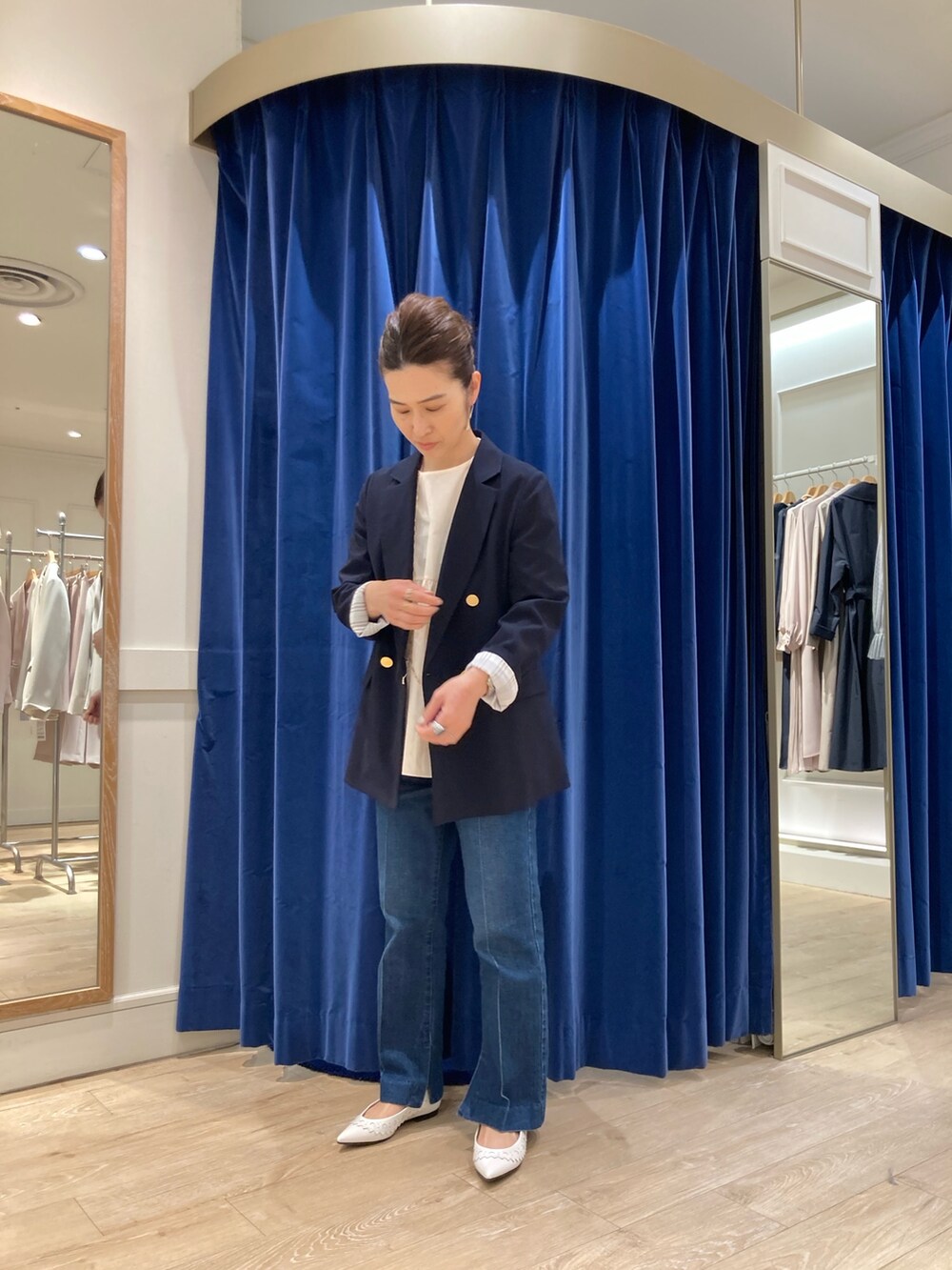 「ノーリーズ、ジャケットスタイル、きれいめカジュアル、リエミラー、デニムパンツ、ママコーデ、40代ファッション、小柄、低身長」｜「NOLLEY’Sのトロ風ダブルジャケット（テーラードジャケット、ブルー系）」を使った、hiroさん（レディース・152cm）の春コーディネートの4枚目の写真