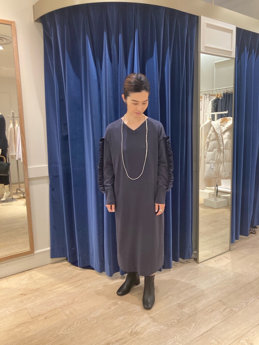 「ノーリーズ、袖フリル、ニットワンピース、ママコーデ、40代ファッション、小柄、低身長」｜「Rie Millerの《手洗い可能》袖フリル2WAYニットワンピース（ワンピース、グレー系）」を使った、hiroさん（レディース・152cm）の冬コーディネートの2枚目の写真