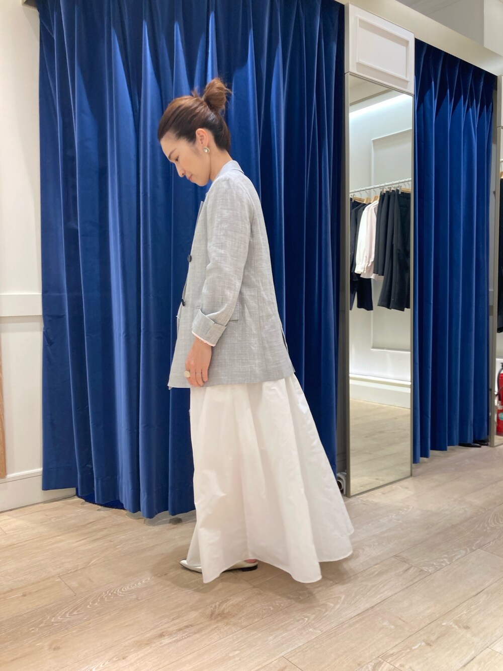 「ノーリーズ、ジャケットスタイル、ワンピース、きれいめカジュアル、ママコーデ、40代ファッション、小柄、低身長」｜「NOLLEY’Sの《セットアップ対応》ウォッシャブルラミーシャンブレーダブルジャケット（テーラードジャケット、グレー系）」を使った、hiroさん（レディース・152cm）の春コーディネートの4枚目の写真