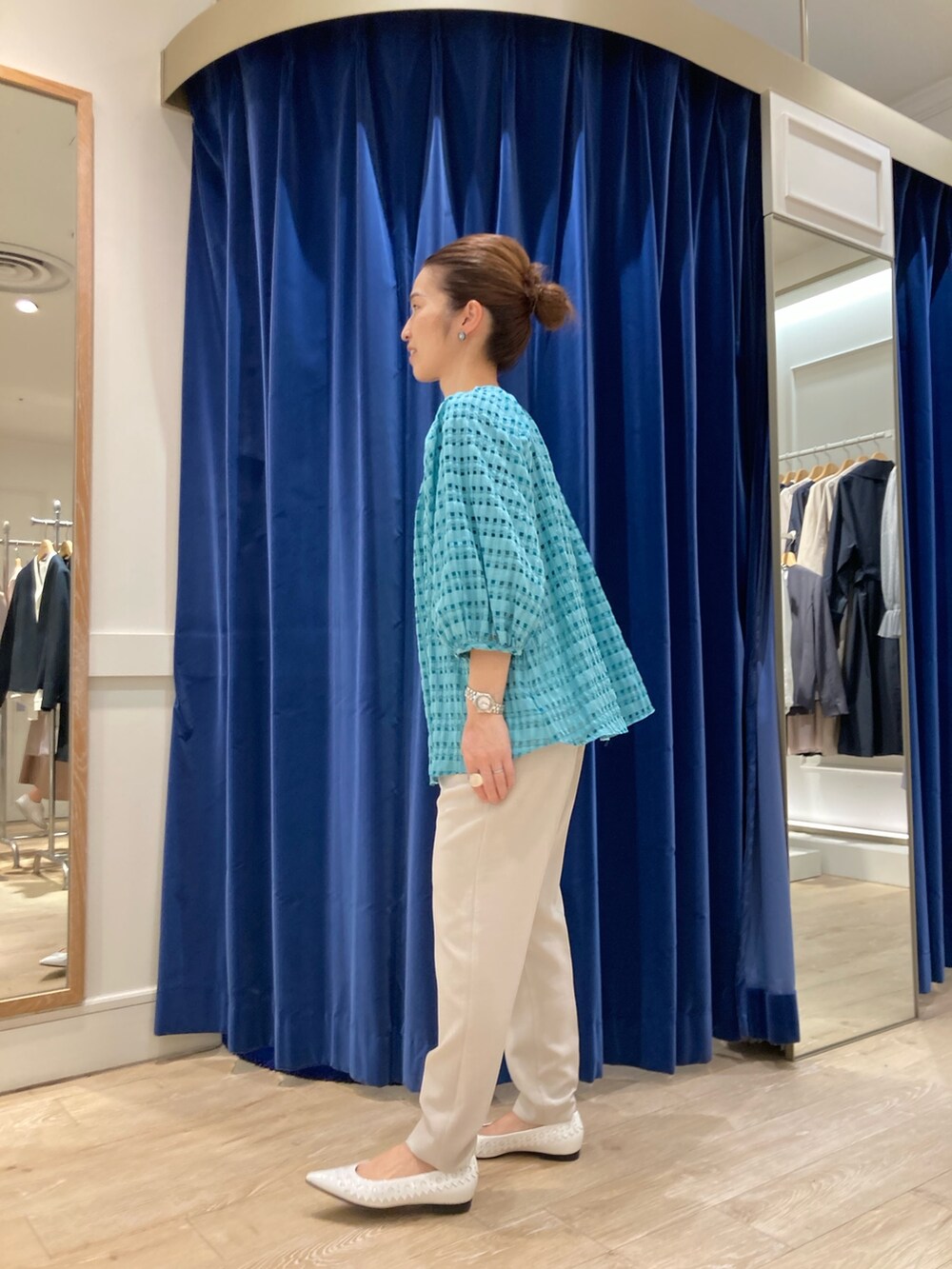 「ノーリーズ、ノーリーズのブラウス、はるコーデ、ママコーデ、40代ファッション、小柄、低身長」｜「NOLLEY’Sのシアーチェックブラウス（シャツ/ブラウス、ブルー系）」を使った、hiroさん（レディース・152cm）の春コーディネートの4枚目の写真
