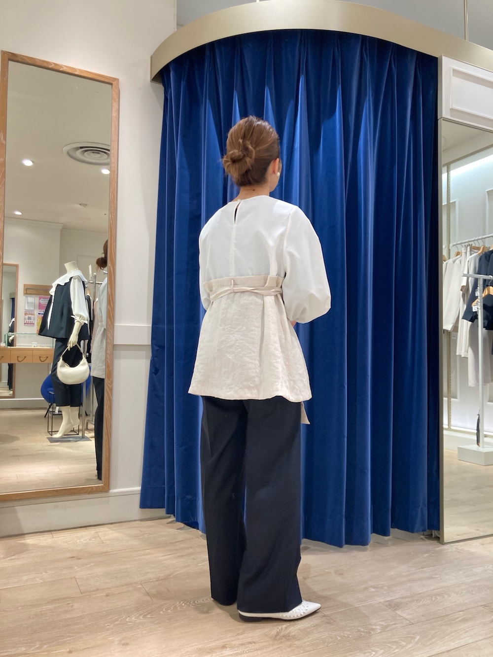 「ノーリーズ、パンツ、40代ファッション、ママコーデ、小柄コーデ、低身長」｜「NOLLEY’Sのビスチェ風コンビブラウス（シャツ/ブラウス、ホワイト系）」を使った、hiroさん（レディース・152cm）の春コーディネートの3枚目の写真