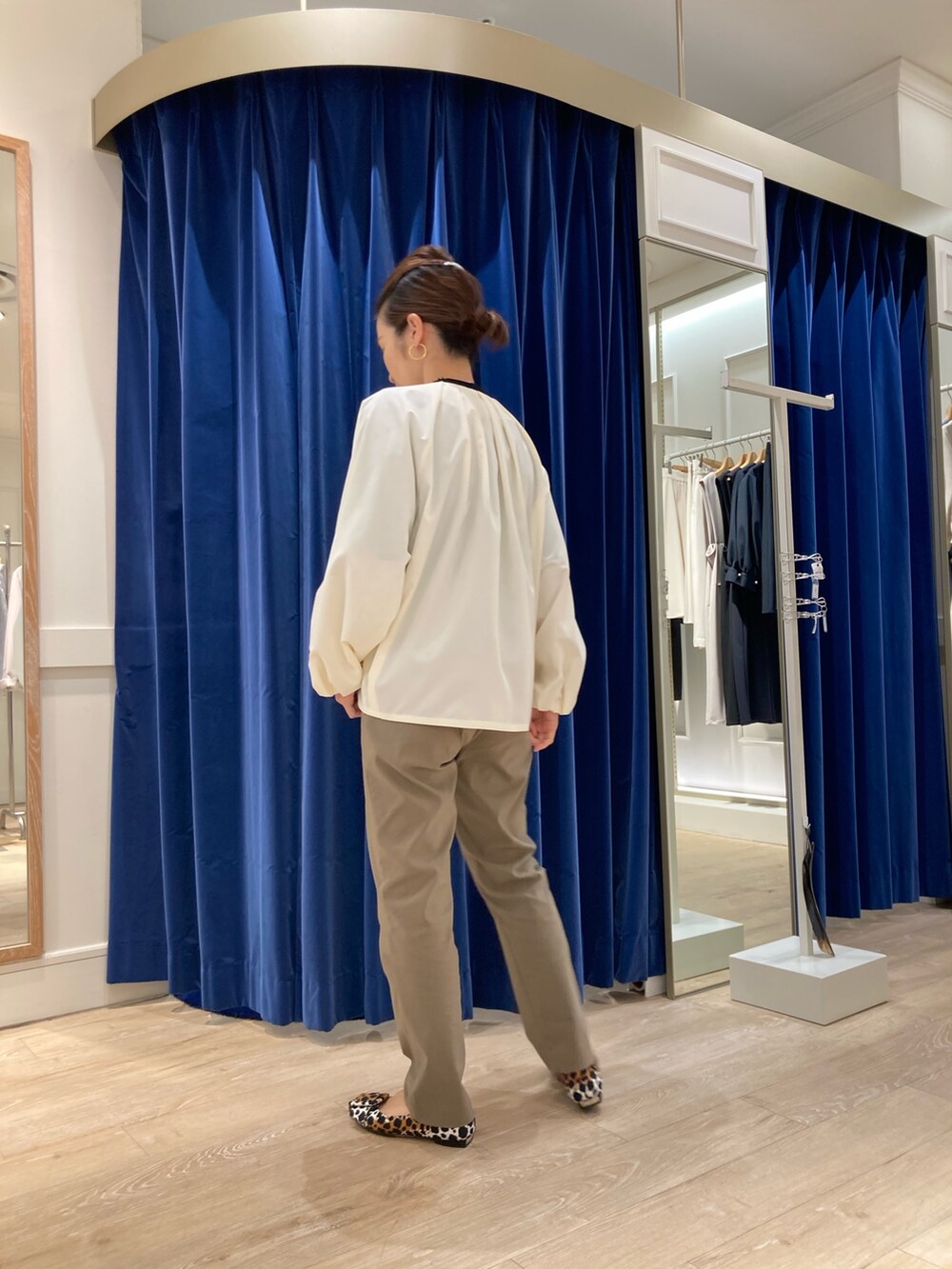 グリーン系のその他パンツ、ブラック系のTシャツ/カットソー、ホワイト系のブルゾンを着用したレディースの春コーディネートの4枚目の写真