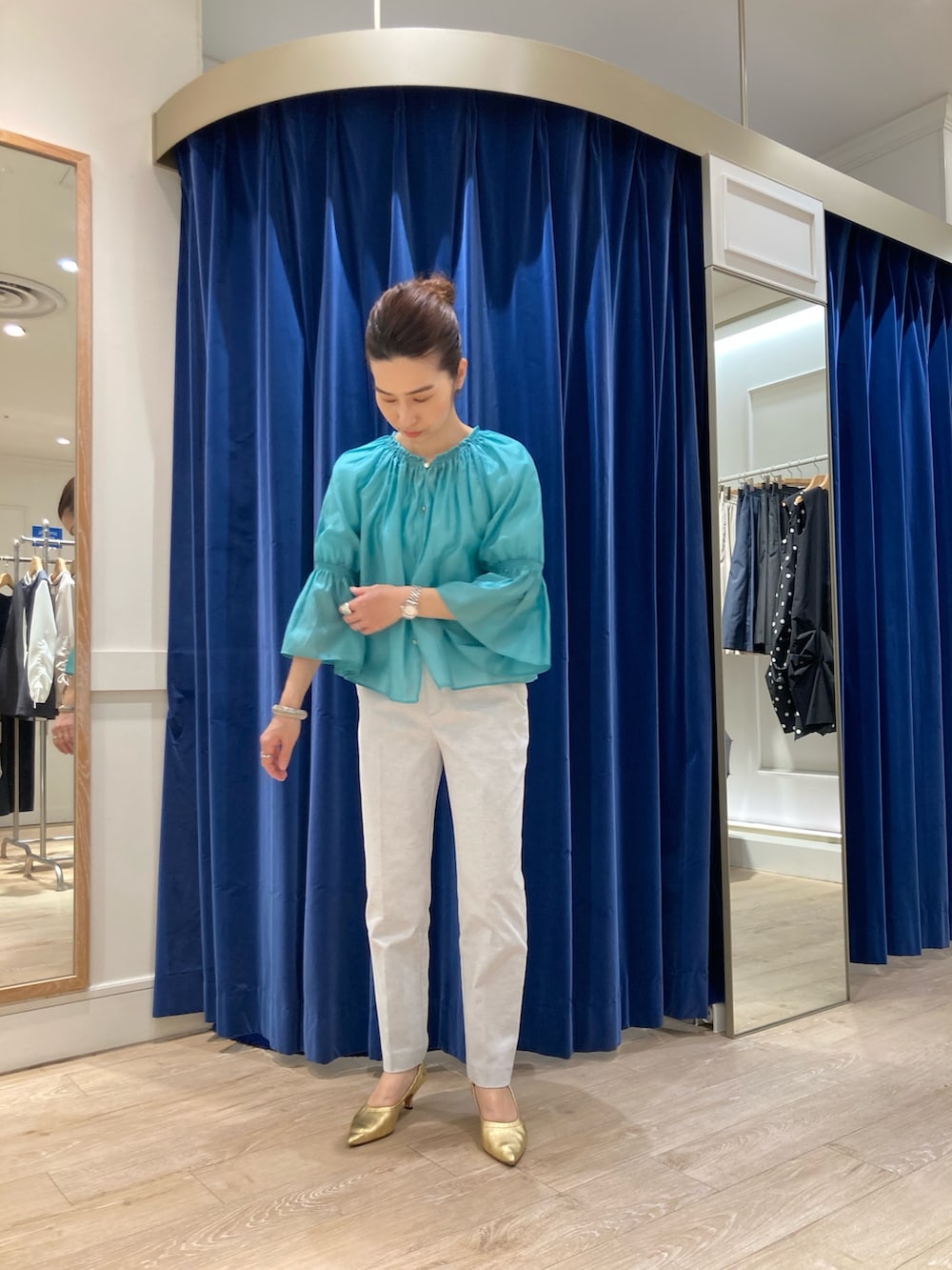 「ノーリーズ、パンツスタイル、ママコーデ、低身長、小柄、40代ファッション」｜「NOLLEY’Sのソフトオーガンジー2WAYブラウス（シャツ/ブラウス、グリーン系）」を使った、hiroさん（レディース・152cm）の春コーディネートの2枚目の写真