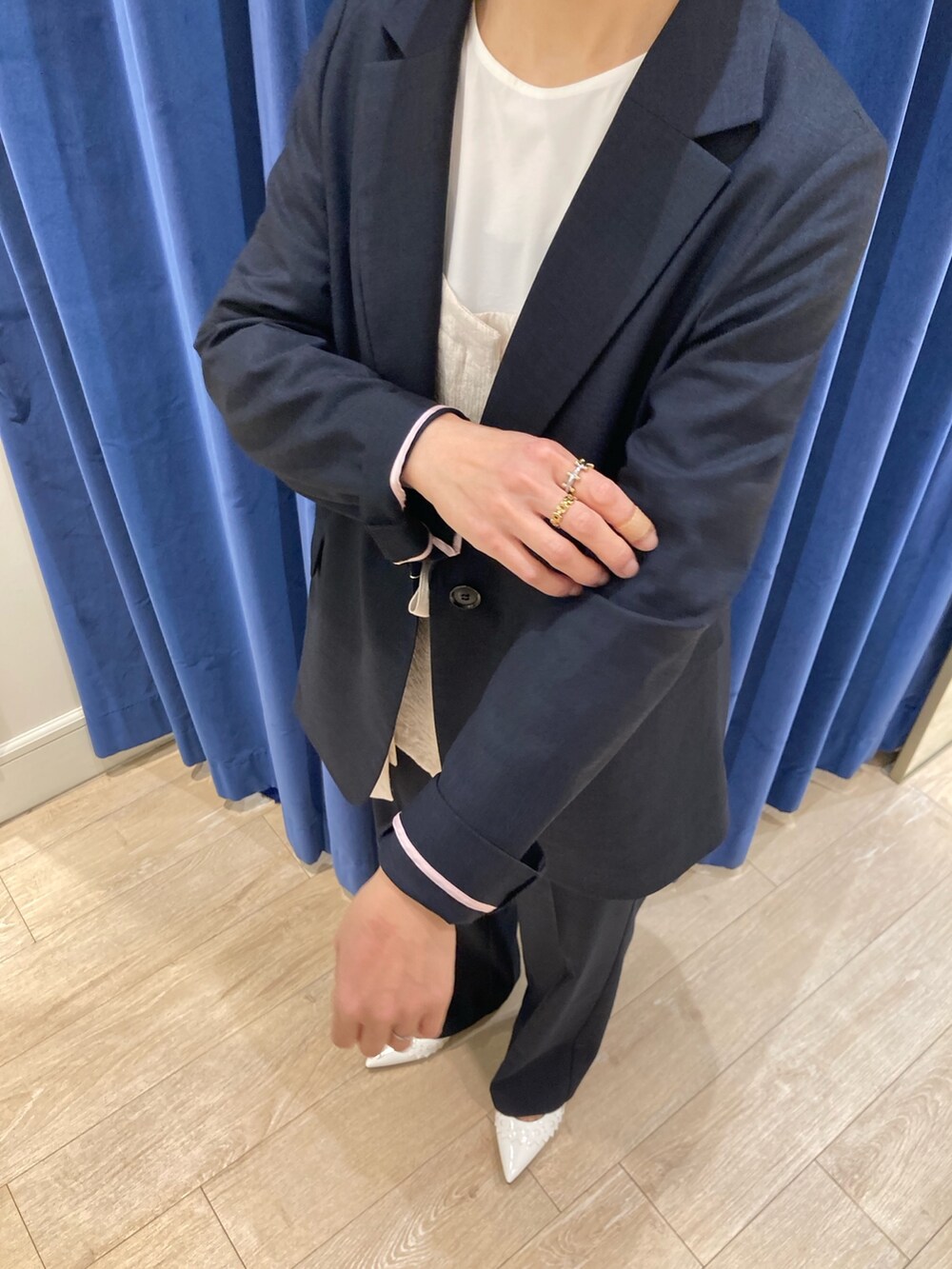 「ノーリーズ、麻混パンツ、セットアップ、40代ファッション、ママコーデ、小柄、低身長」｜「NOLLEY’Sの《セットアップ対応》ウォッシャブル麻混ストレッチテーラードジャケット（テーラードジャケット、ブルー系）」を使った、hiroさん（レディース・152cm）の春コーディネートの6枚目の写真
