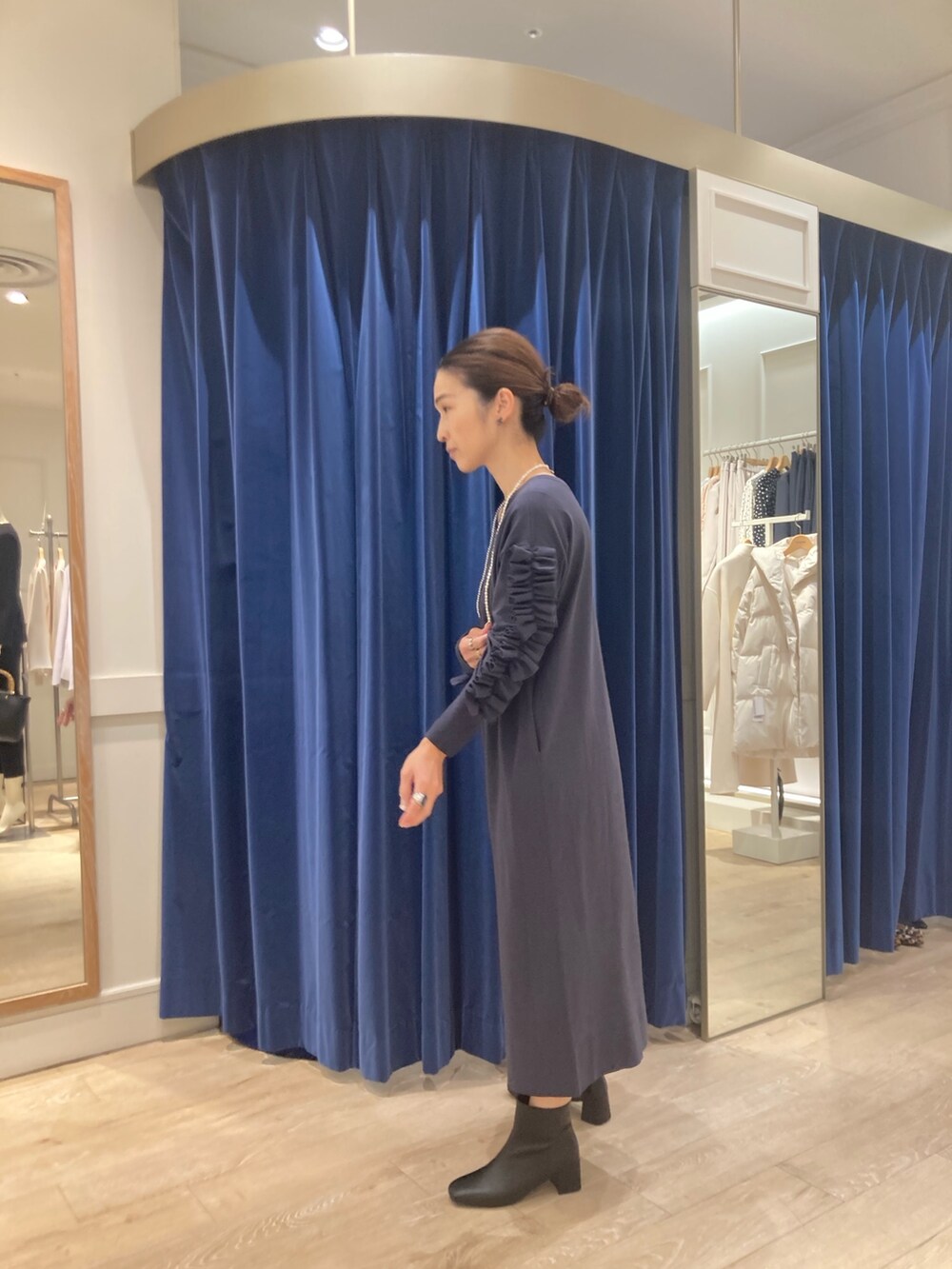 「ノーリーズ、袖フリル、ニットワンピース、ママコーデ、40代ファッション、小柄、低身長」｜「Rie Millerの《手洗い可能》袖フリル2WAYニットワンピース（ワンピース、グレー系）」を使った、hiroさん（レディース・152cm）の冬コーディネートの3枚目の写真