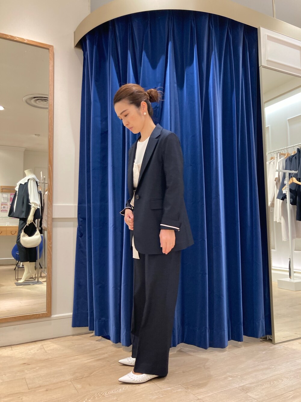 「ノーリーズ、麻混パンツ、セットアップ、40代ファッション、ママコーデ、小柄、低身長」｜「NOLLEY’Sの《セットアップ対応》ウォッシャブル麻混ストレッチテーラードジャケット（テーラードジャケット、ブルー系）」を使った、hiroさん（レディース・152cm）の春コーディネートの5枚目の写真