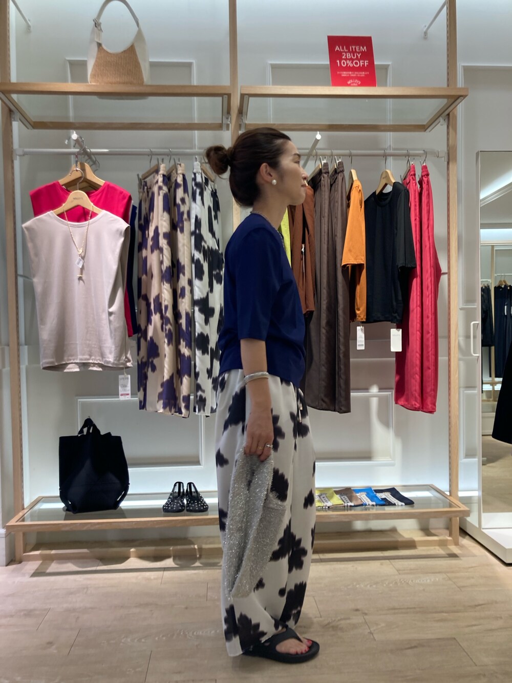 「ノーリーズ、柄パンツ、お出かけコーデ、カジュアルコーデ、ママコーデ、152cmコーデ、小柄コーデ、40代ファッション」｜「NOLLEY’Sの接触冷感 70/2コンパクトクール肩パットTシャツ（Tシャツ/カットソー、ブルー系）」を使った、hiroさん（レディース・152cm）の夏コーディネートの2枚目の写真