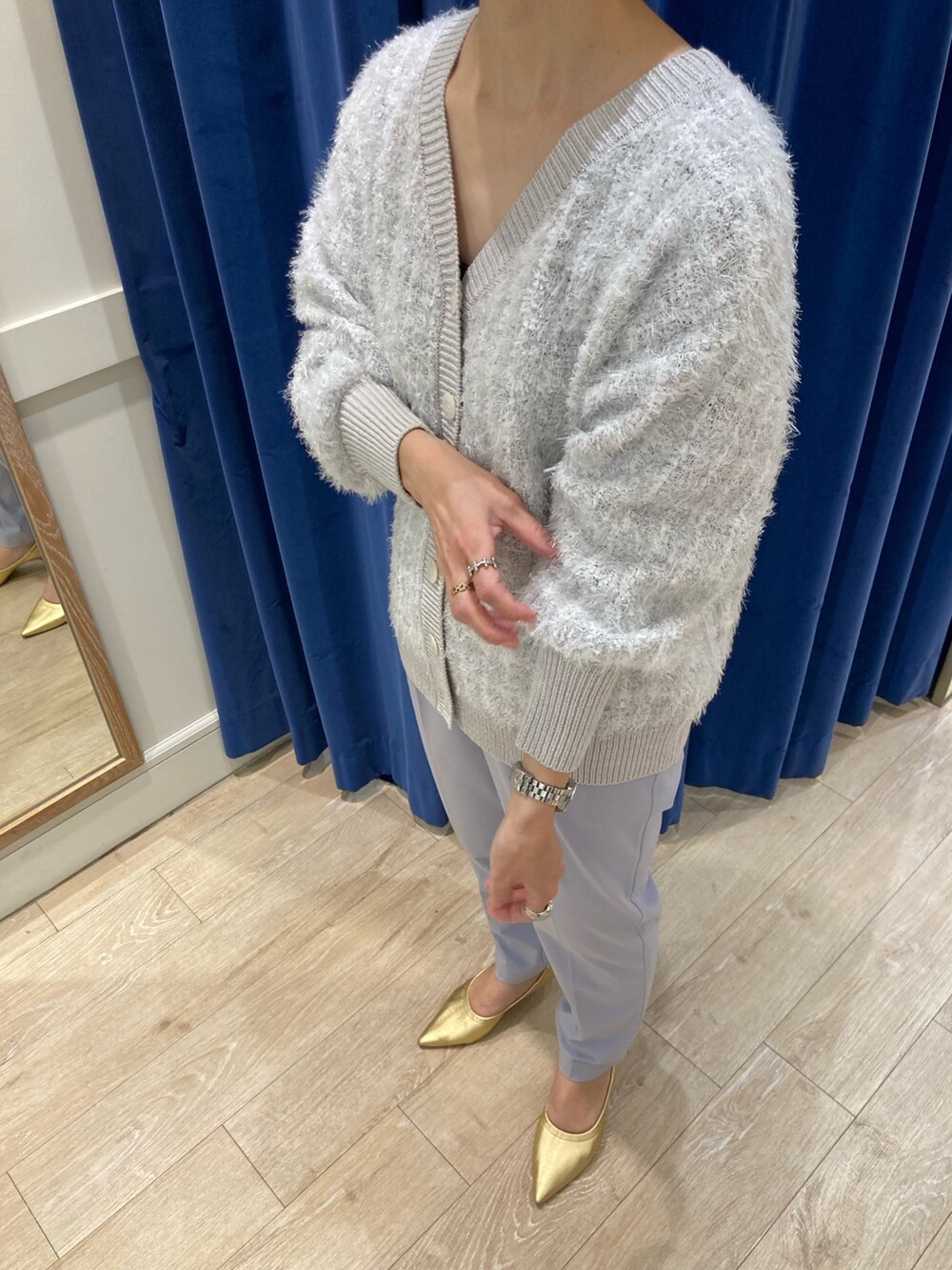ゴールド系のカーディガン/ボレロ、パープル系のその他パンツを着用したレディースの冬コーディネートの5枚目の写真