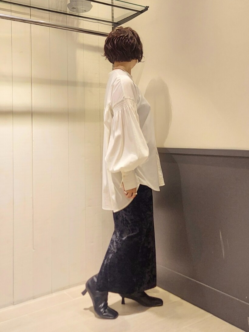 「秋服準備はじめました、キレイめカジュアル、秋先取りコーデ、大人女子、シンプルコーデ、大人コーデ、おしゃれさんと繋がりたい、低身長、低身長コーデ、骨格ストレート、ベロア、ベロアスカート、ボリュームスリーブ、ブラウス、30代コーデ」｜「A part byのスタンドギャザーブラウス（シャツ/ブラウス、ホワイト系）」を使った、ぱやしさん（レディース・155cm）の夏コーディネートの2枚目の写真