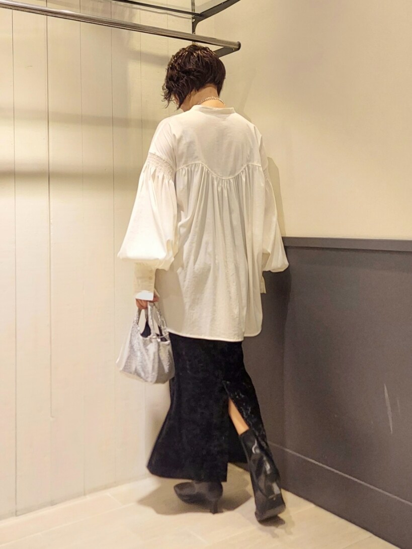 「秋服準備はじめました、キレイめカジュアル、秋先取りコーデ、大人女子、シンプルコーデ、大人コーデ、おしゃれさんと繋がりたい、低身長、低身長コーデ、骨格ストレート、ベロア、ベロアスカート、ボリュームスリーブ、ブラウス、30代コーデ」｜「A part byのスタンドギャザーブラウス（シャツ/ブラウス、ホワイト系）」を使った、ぱやしさん（レディース・155cm）の夏コーディネートの3枚目の写真