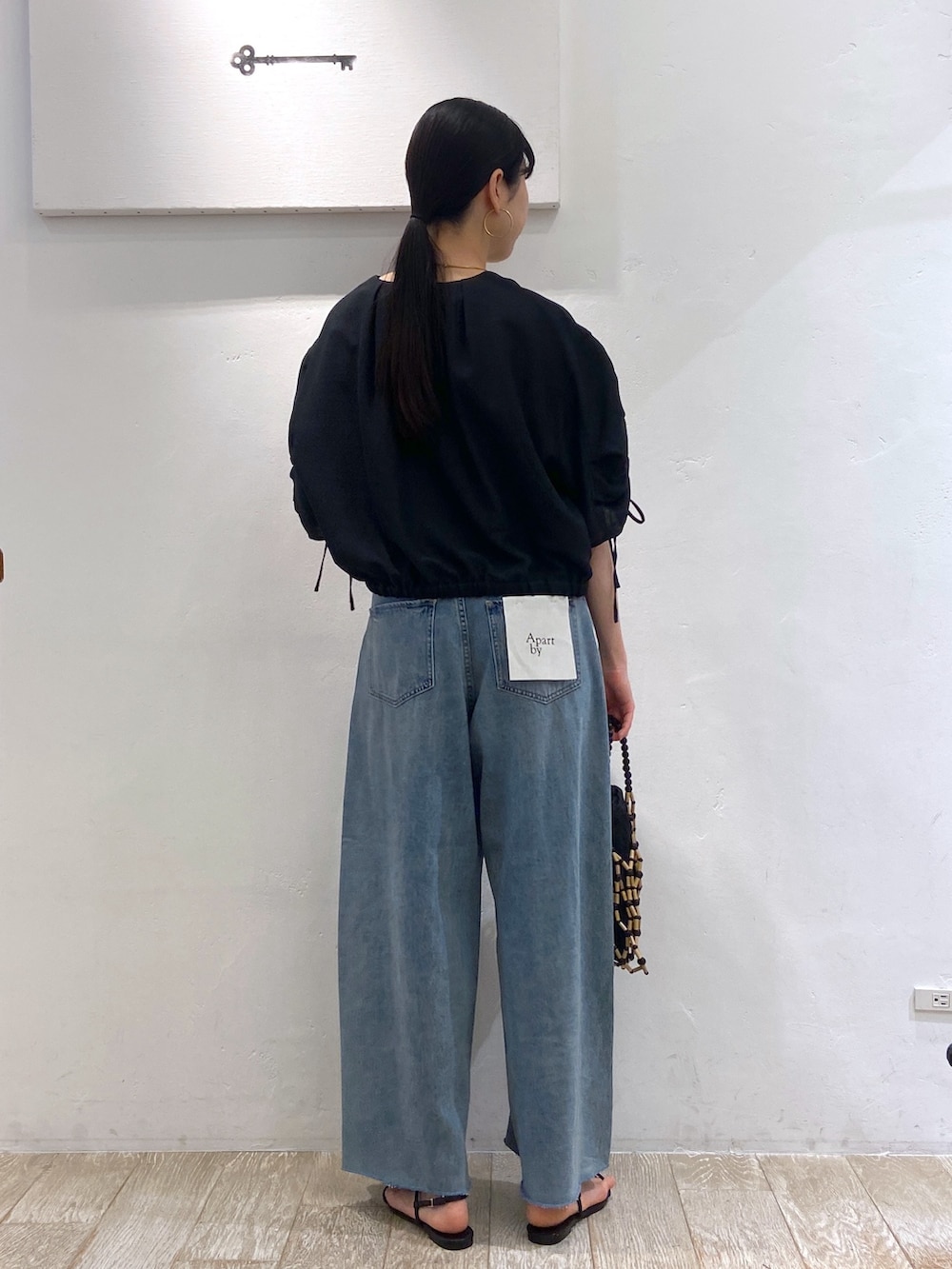 「アパートバイローリーズ、アパートバイローリーズ(apart by lowrys)、アパートバイ、高身長、高身長女子、高身長コーデ、大人カジュアル、お出かけコーデ、デニム、春夏コーデ、休日スタイル、デニムパンツ、サンダル」｜「A part byのドロストメッシュブルゾン（ブルゾン、ブラック系）」を使った、miiさん（レディース・172cm）の春コーディネートの5枚目の写真