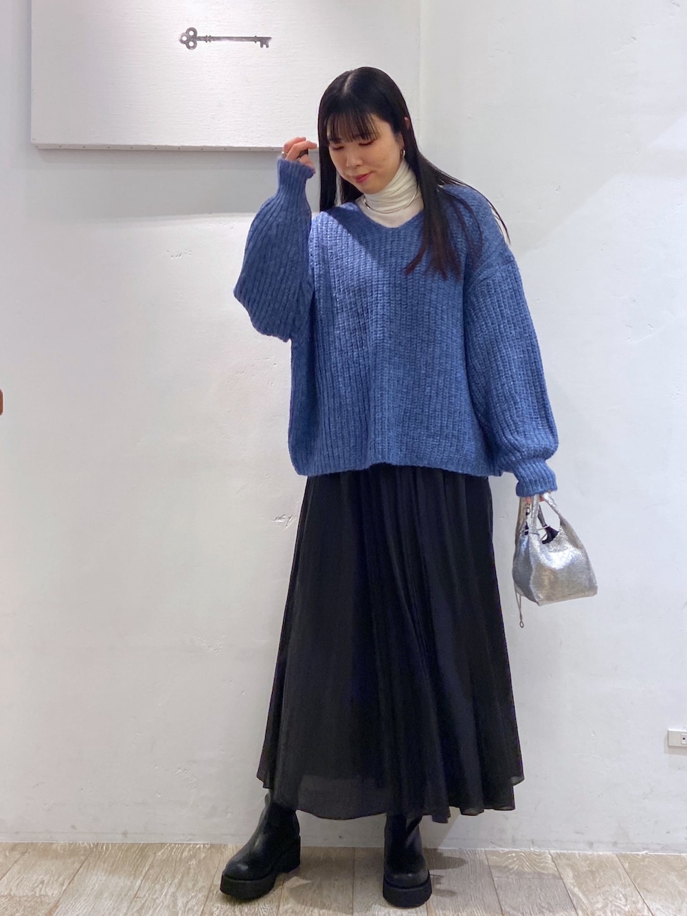 「アパートバイローリーズ、アパートバイローリーズ(apart by lowrys)、アパートバイ、高身長女子、高身長コーデ、ニット、レイヤードスタイル、秋冬コーデ、大人カジュアル、キレイめ、休日スタイル、お出かけコーデ」｜「A part byのアゼラメニットＶネックプルオーバー_長袖（ニット/セーター、ブルー系）」を使った、miiさん（レディース・172cm）の冬コーディネートの4枚目の写真