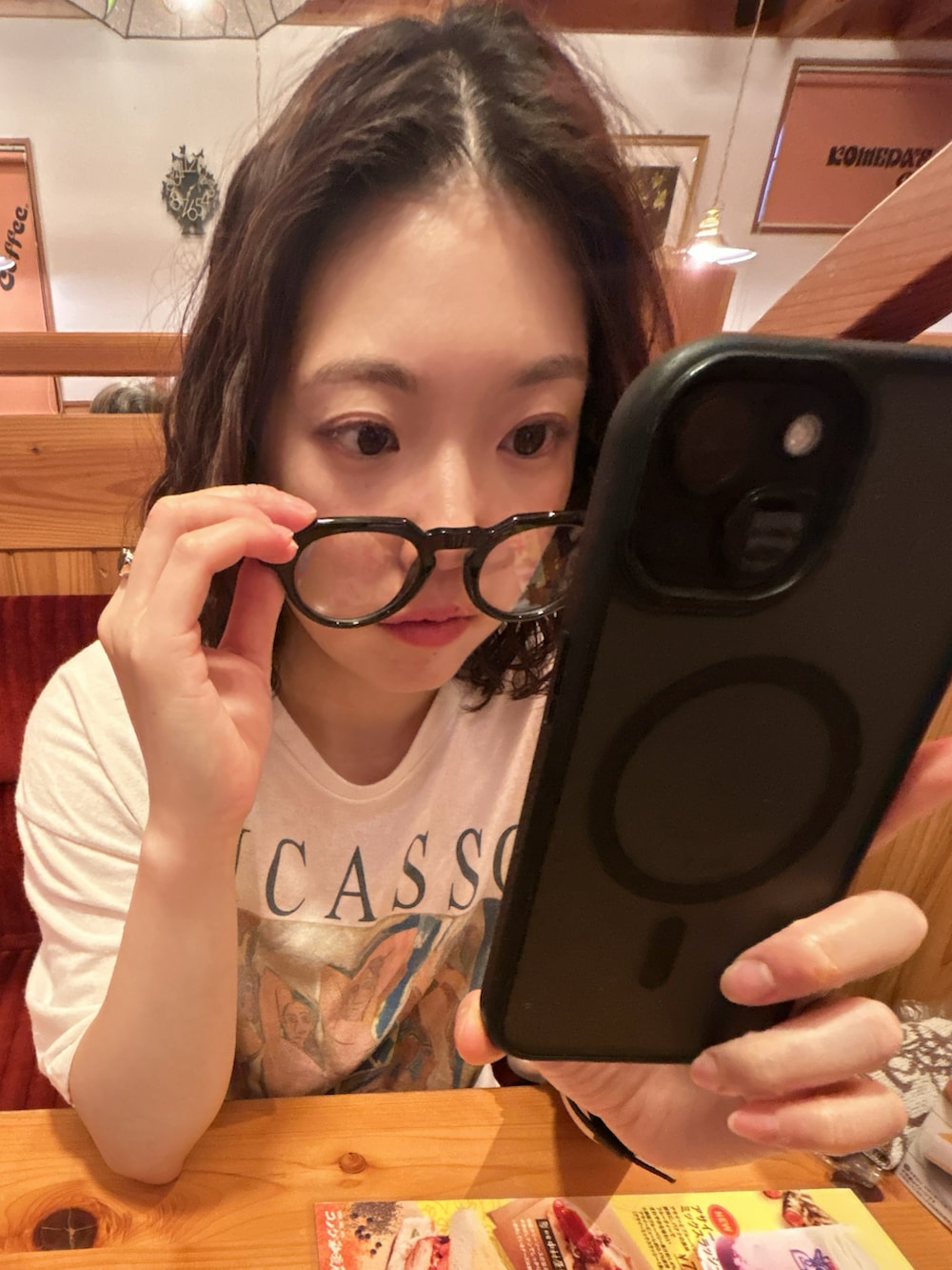 グレー系のスニーカー、ブラック系のショルダーバッグ、ブルー系のデニムパンツを着用したレディースの夏コーディネートの3枚目の写真