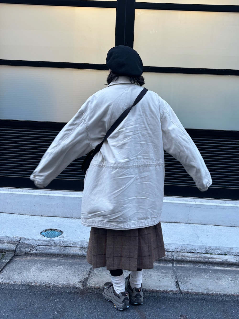 「冬服コーデ、BRADY、burberry、vintage、merrell、古着、大人コーデ、シンプルコーデ、チェックスカート、カバーオール、コート、クリスマスコーデ」｜「BRADYのBrady | AIRE（ショルダーバッグ、ブラック系）」を使った、みにまむさん（レディース・150cm）の冬コーディネートの2枚目の写真