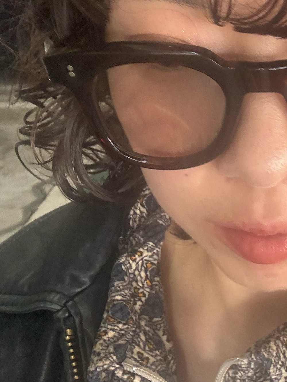 ブラック系のショルダーバッグ、ブルー系のデニムパンツ、ブラック系のブルゾンを着用したレディースの冬コーディネートの2枚目の写真