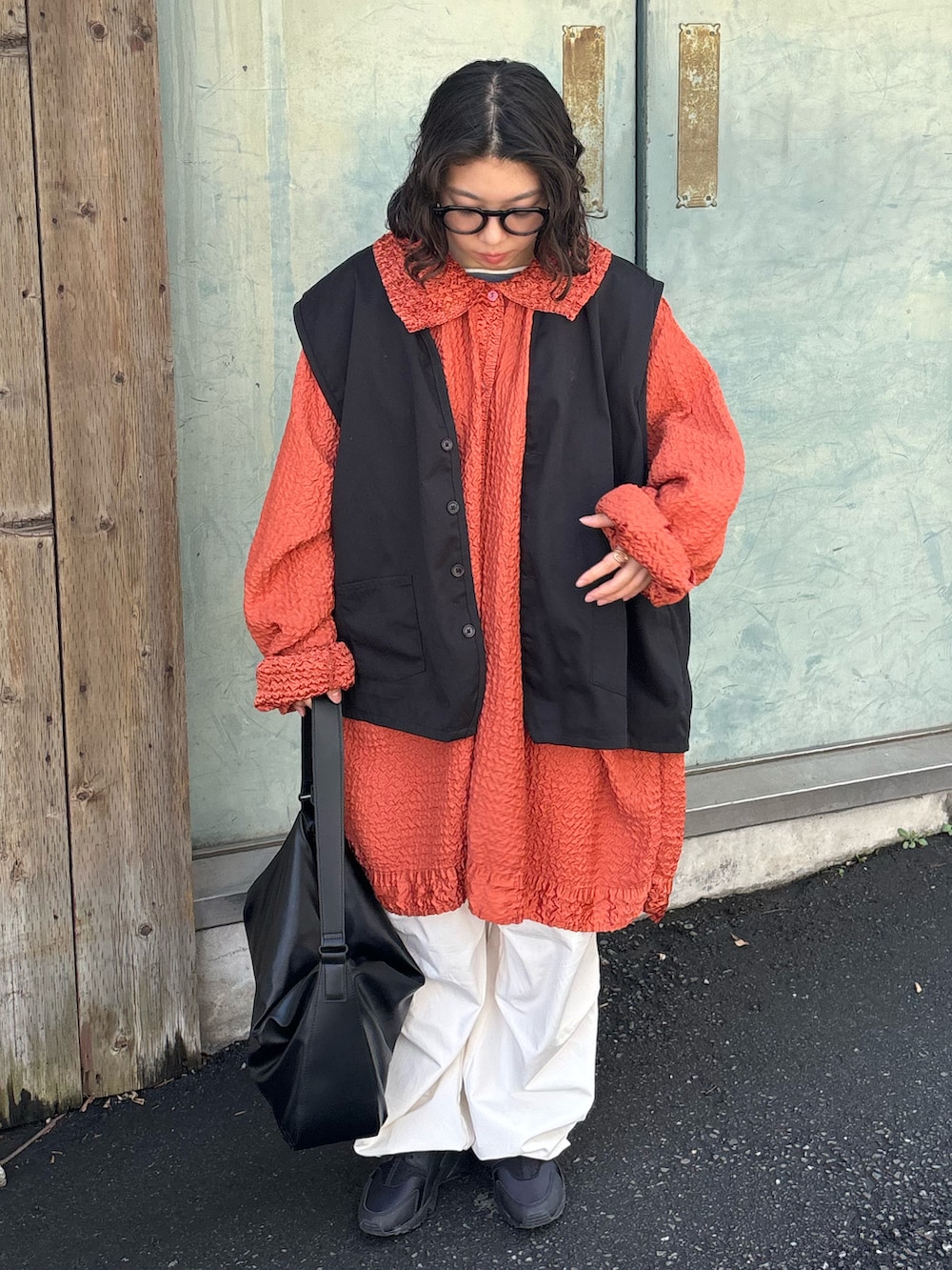 「古着、vintage、ポップコーントップス、カーゴパンツ、UNIQLO、NIKE、スニーカー、春コーデ、春のNewスタイル」｜「UNIQLOのアイテム（ショルダーバッグ、ブラック系）」を使った、みにまむさん（レディース・150cm）の春コーディネートの2枚目の写真