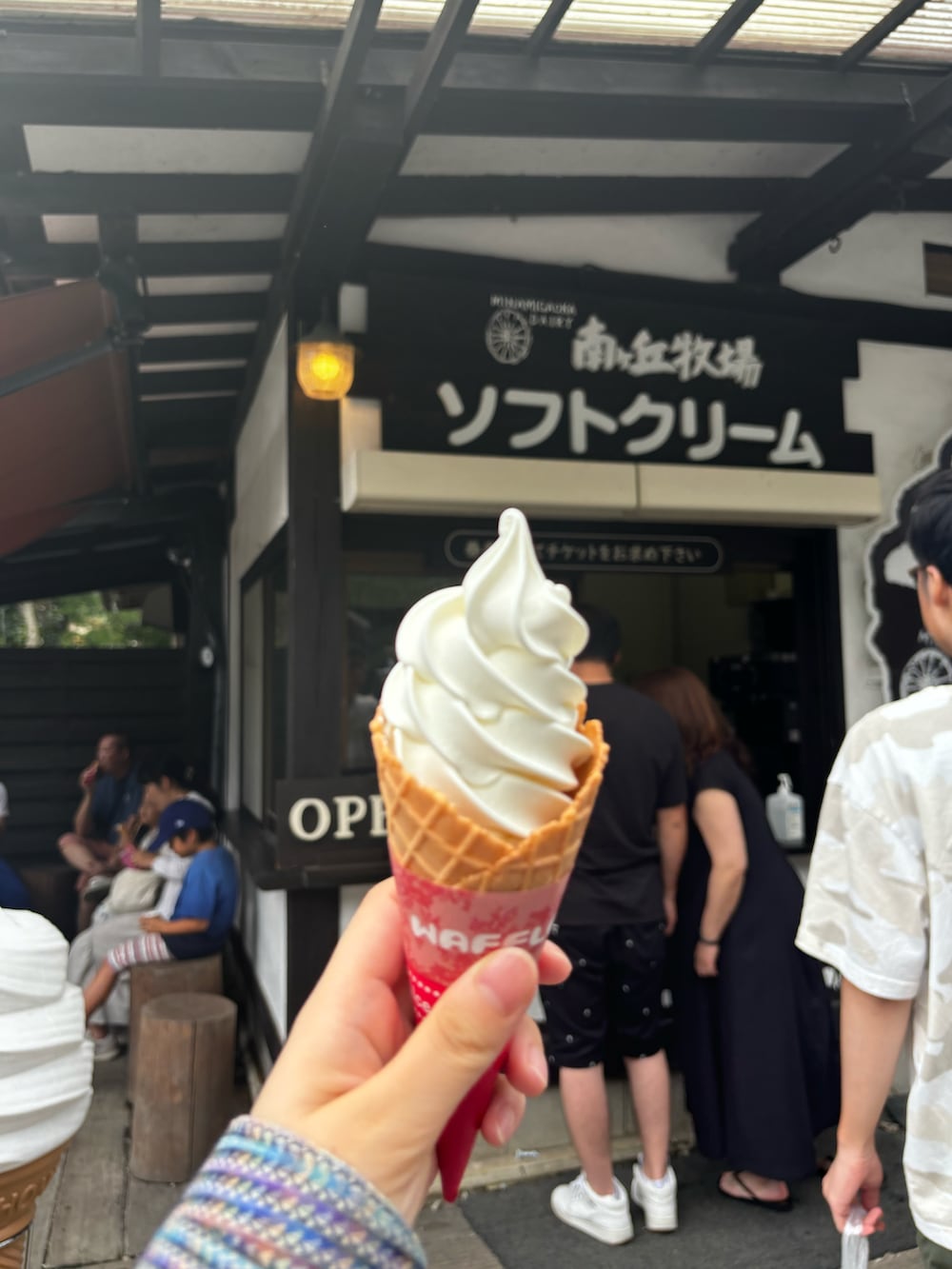 グレー系のスニーカーを着用したレディースの夏コーディネートの2枚目の写真