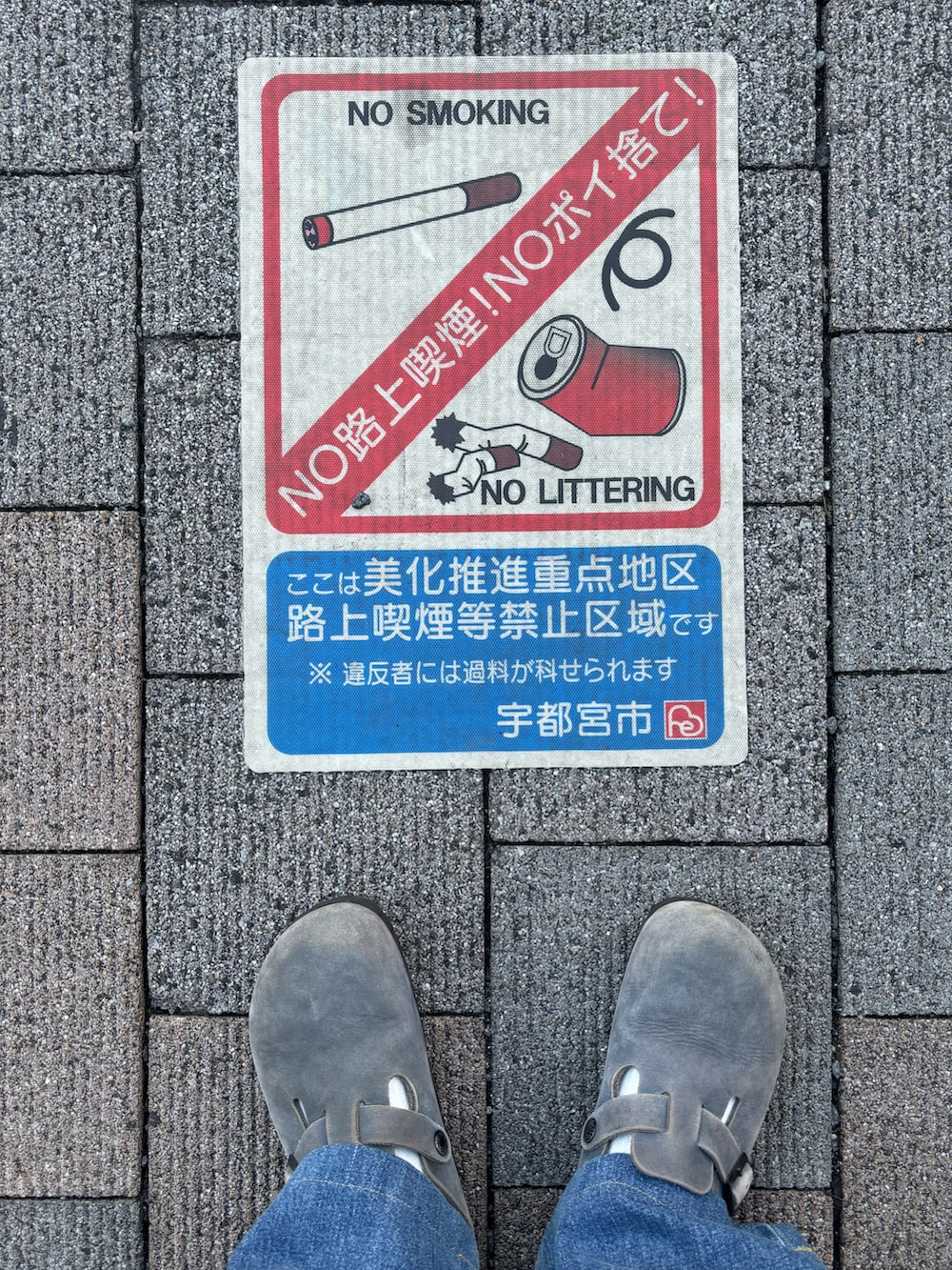 ブラック系のショルダーバッグ、グレー系のシューズ、グリーン系のモッズコートを着用したレディースの春コーディネートの3枚目の写真