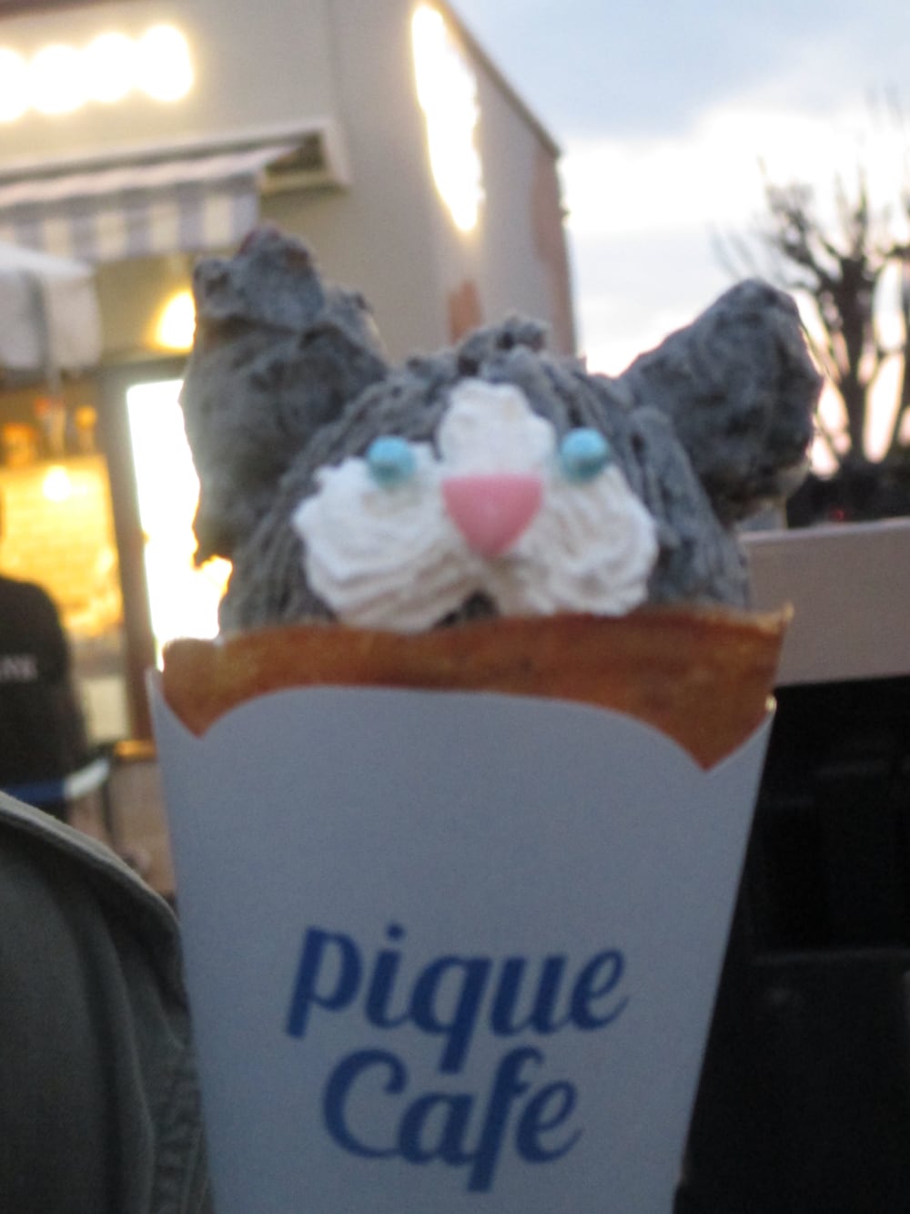 ブラウン系のスニーカー、グリーン系のスタジャン、ブルー系のデニムパンツを着用したレディースの冬コーディネートの3枚目の写真