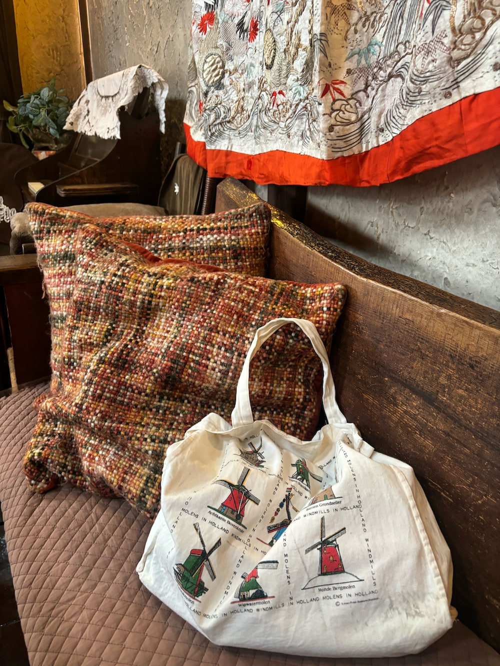 ブラウン系のチノパンツ、ブラック系のローファーを着用したレディースの冬コーディネートの2枚目の写真