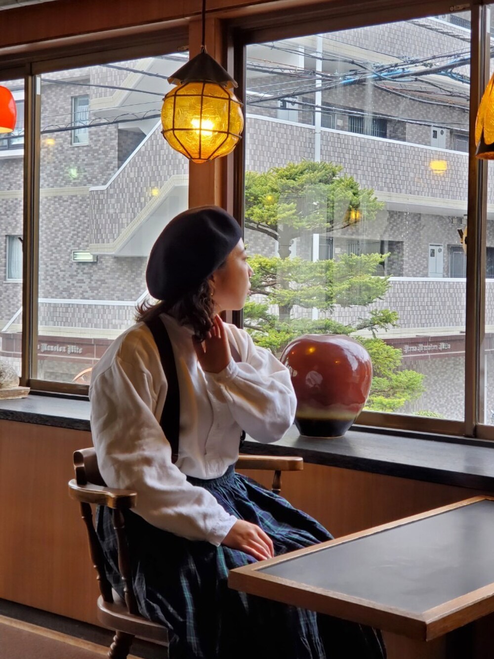 「古着、古着コーデ、vintage、ベレー帽、チェックスカート、Dr.Martens、ブラック、BRADY、春コーデ、ファッションを楽しもう、サスペンダー」｜「BRADYのBrady | AIRE（ショルダーバッグ、ブラック系）」を使った、みにまむさん（レディース・150cm）の春コーディネートの2枚目の写真