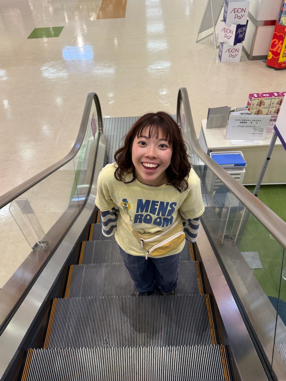 グレー系のスニーカー、ブルー系のパンツ、シルバー系のリングを着用したレディースの秋コーディネートの2枚目の写真