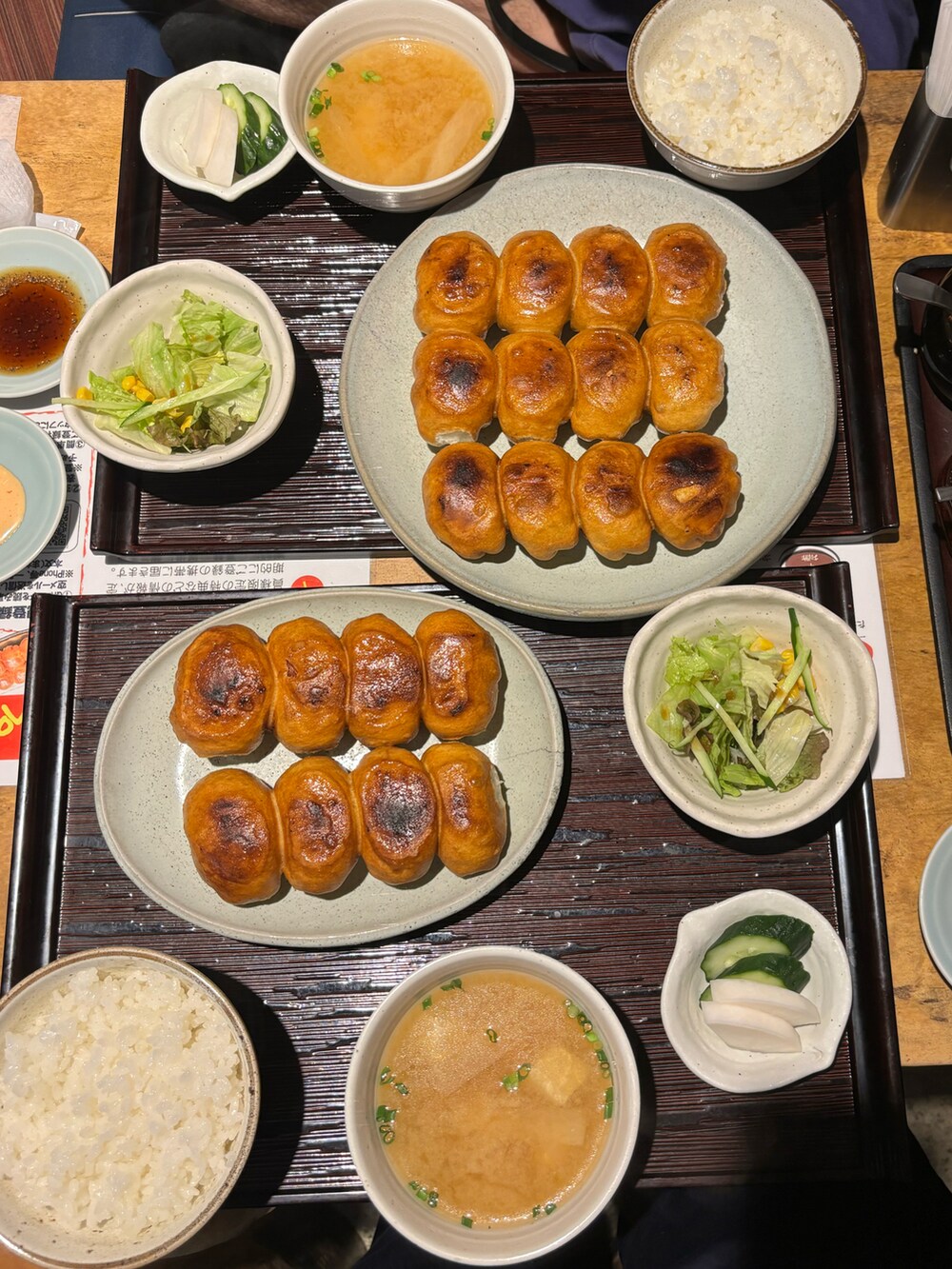 ブラック系のショルダーバッグ、ブラック系のローファー、ブルー系のカーゴパンツを着用したレディースの夏コーディネートの2枚目の写真